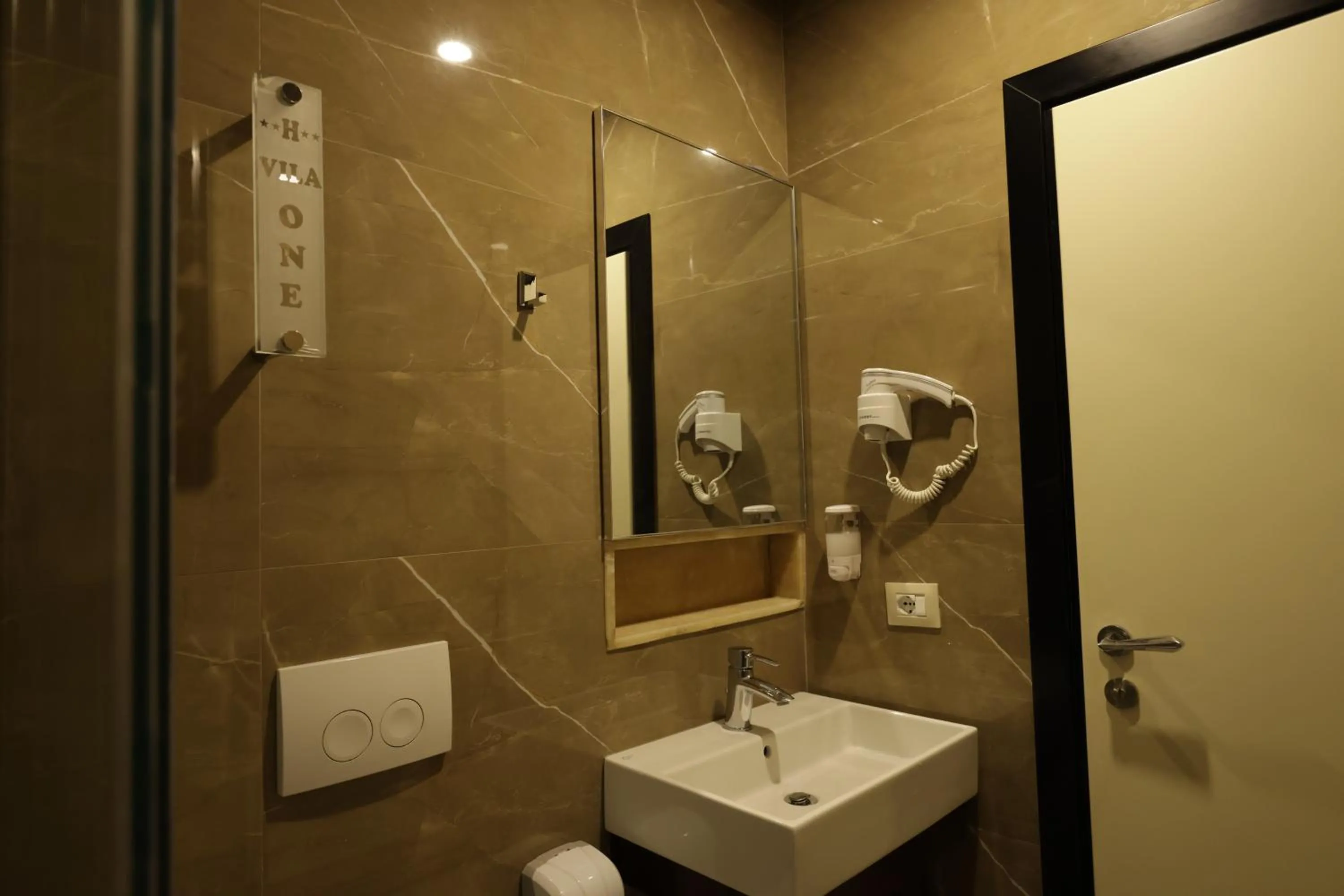 Shower in Vila One Beach Hotel