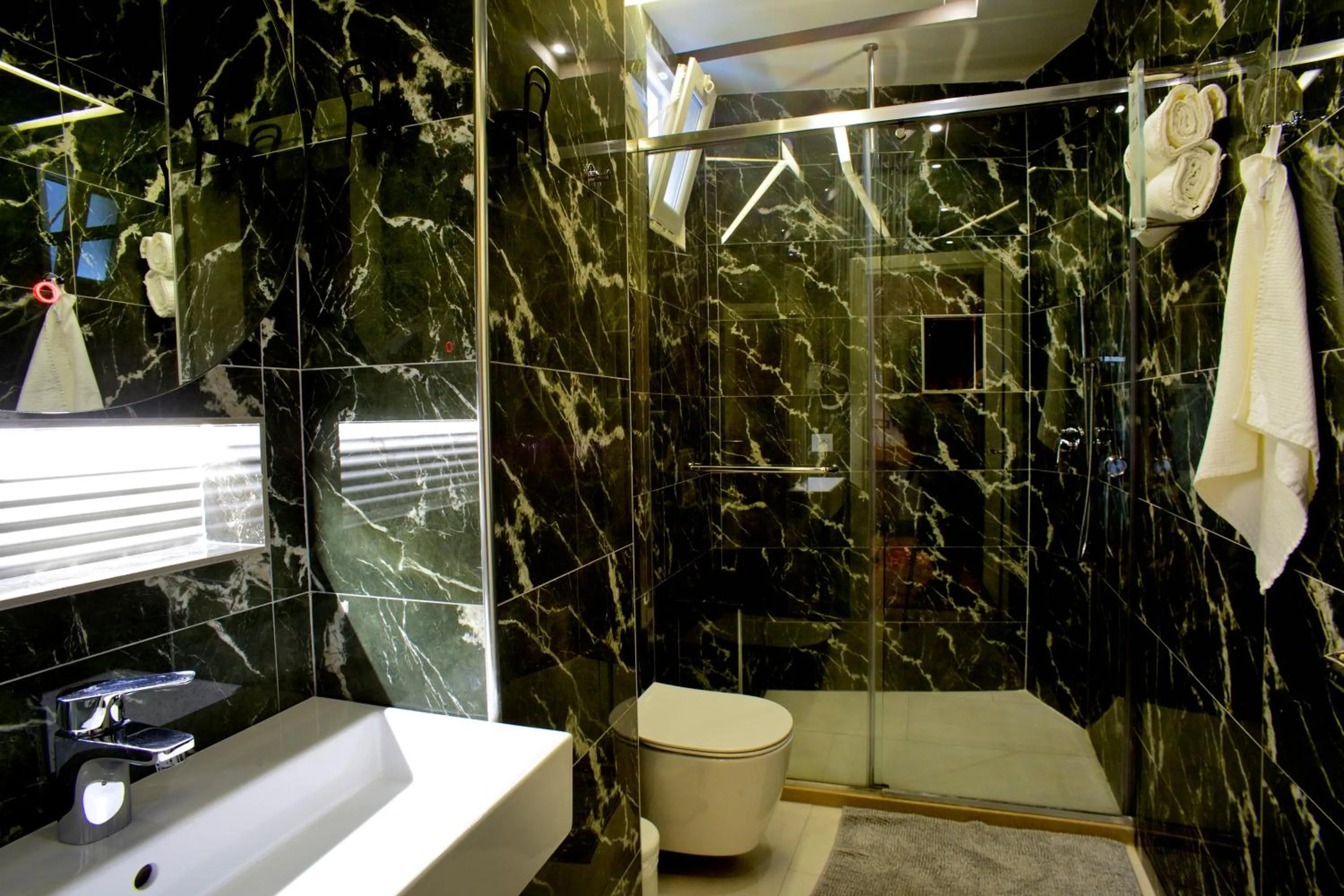 Shower in Vila One Beach Hotel