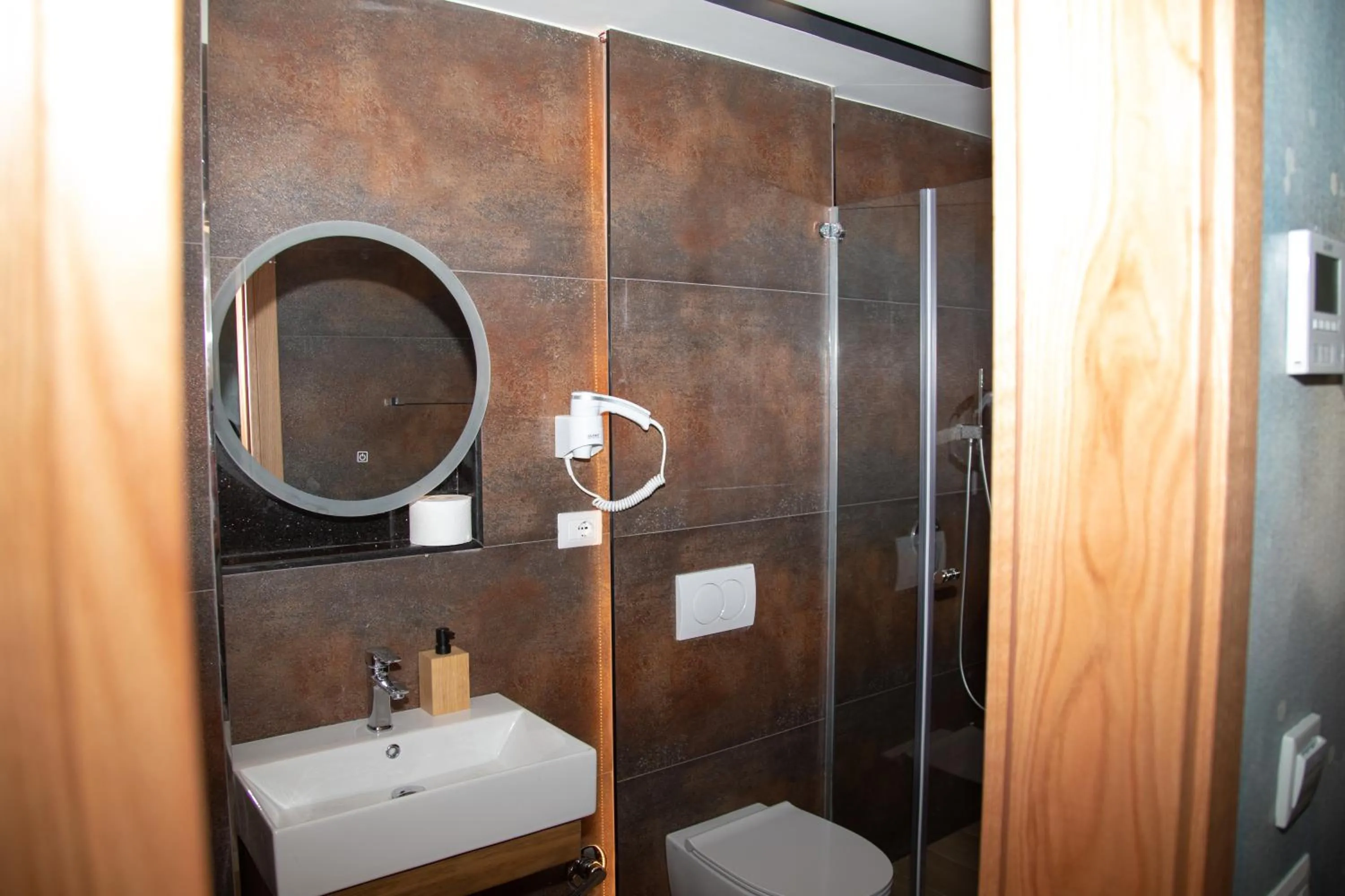 Shower in Vila One Beach Hotel