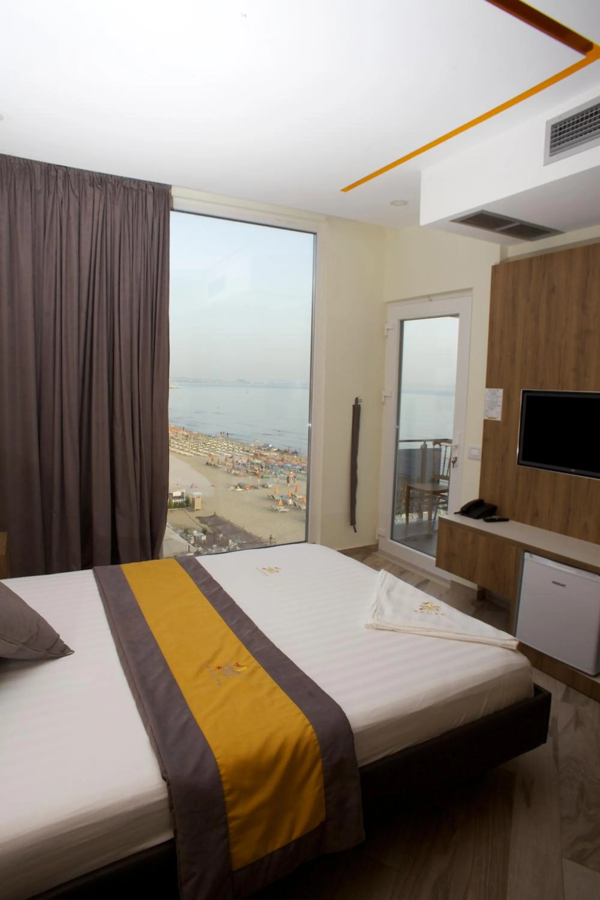 Bed in Vila One Beach Hotel