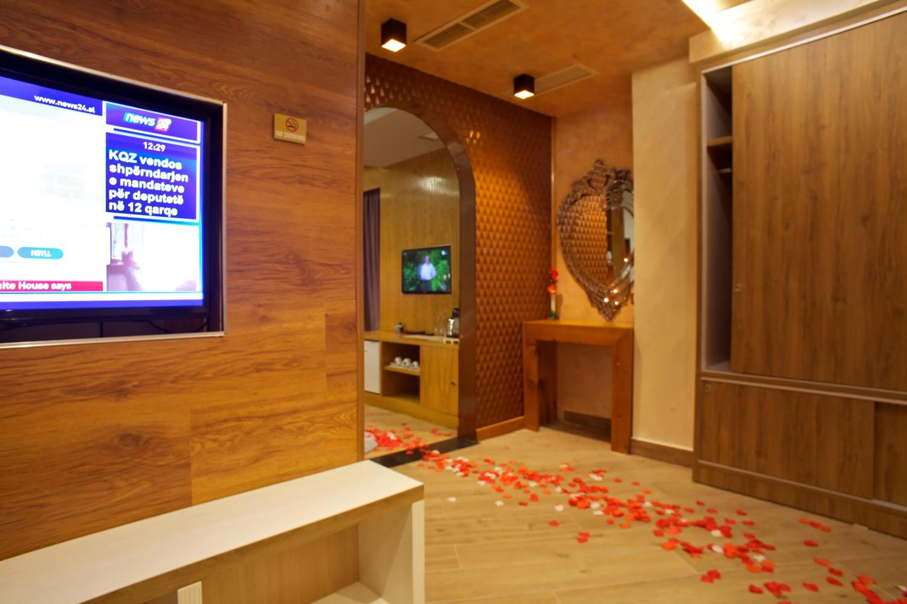 TV and multimedia in Vila One Beach Hotel