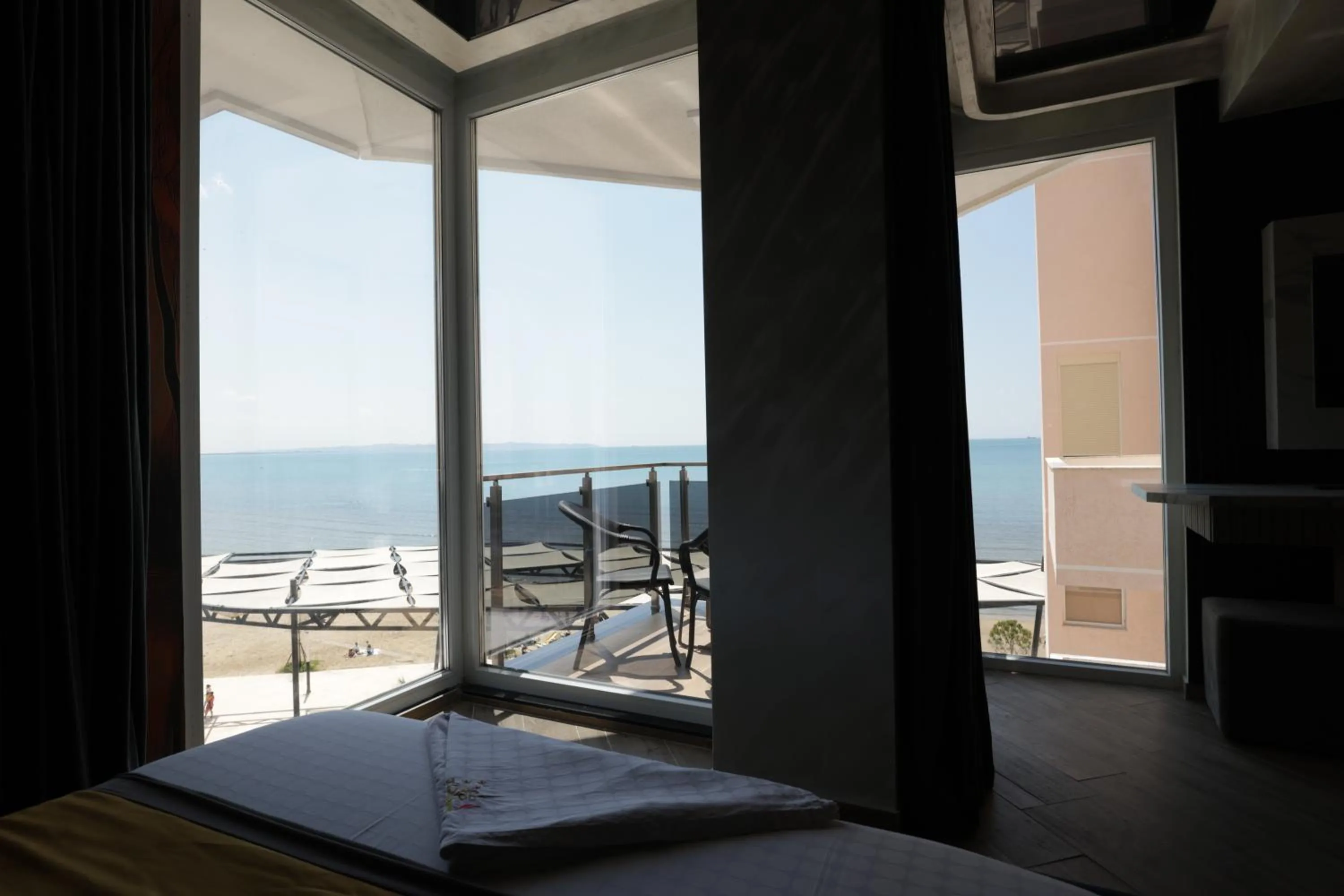 Bed in Vila One Beach Hotel