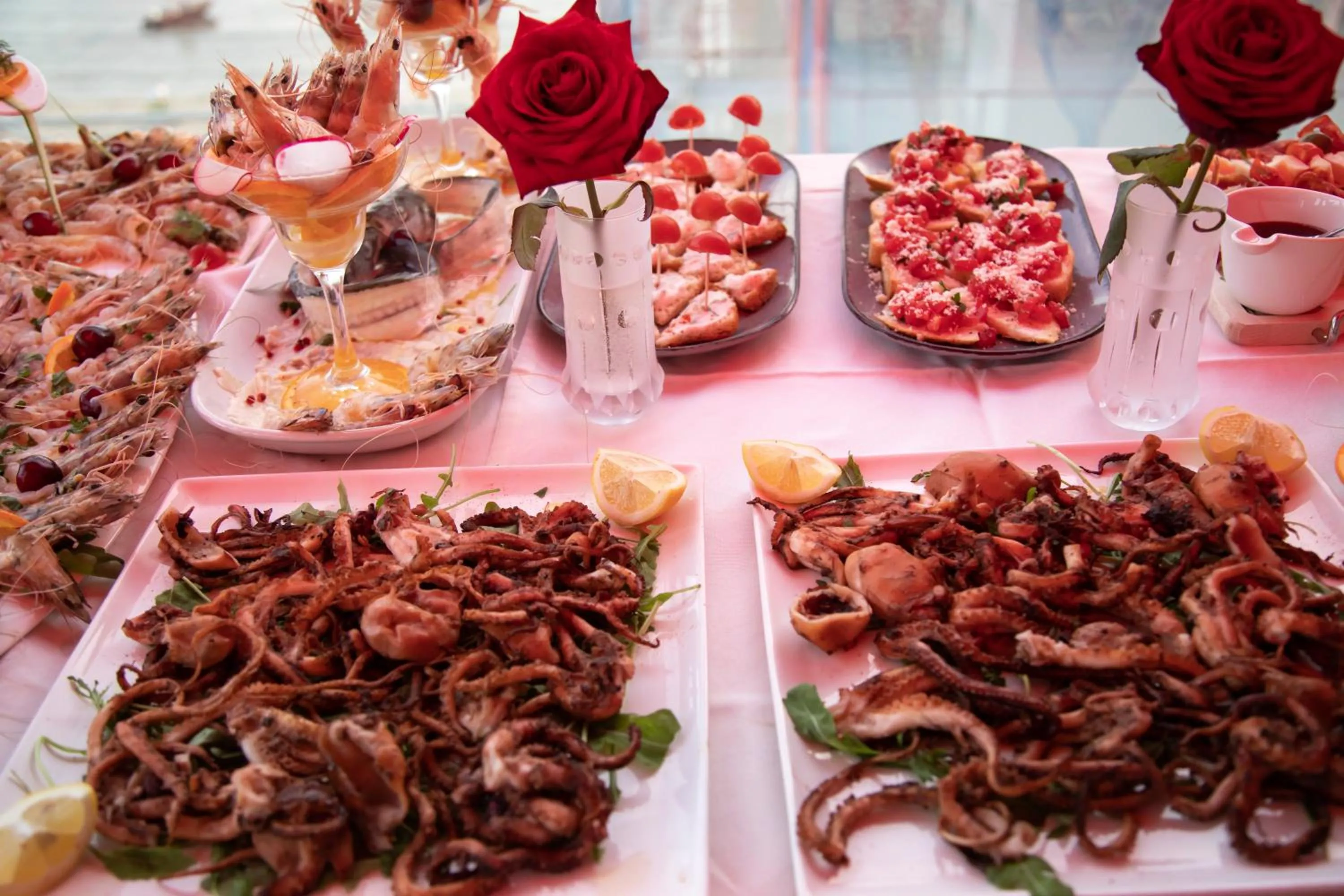 Food and drinks in Vila One Beach Hotel