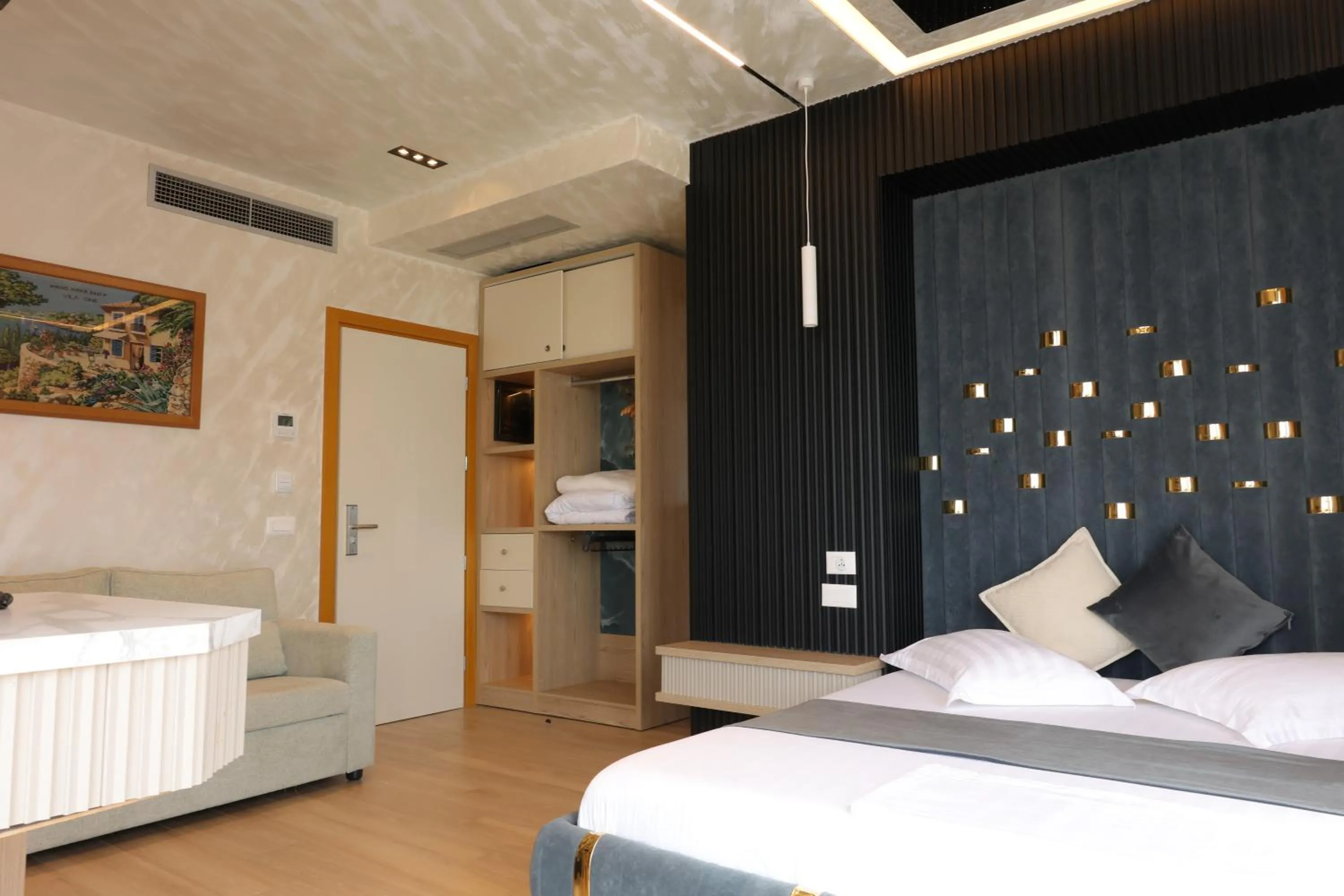 Bed in Vila One Beach Hotel