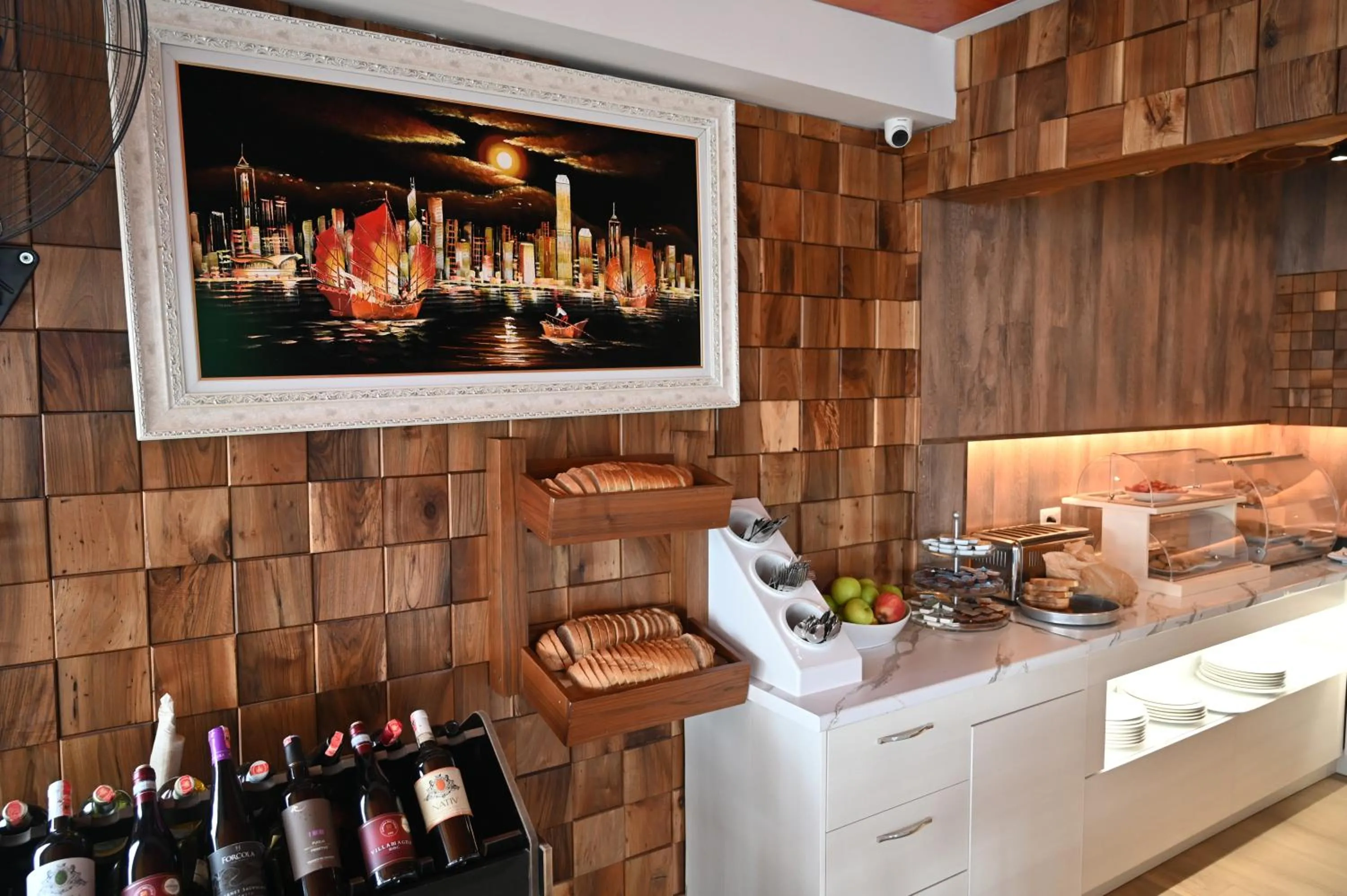 Food and drinks in Vila One Beach Hotel