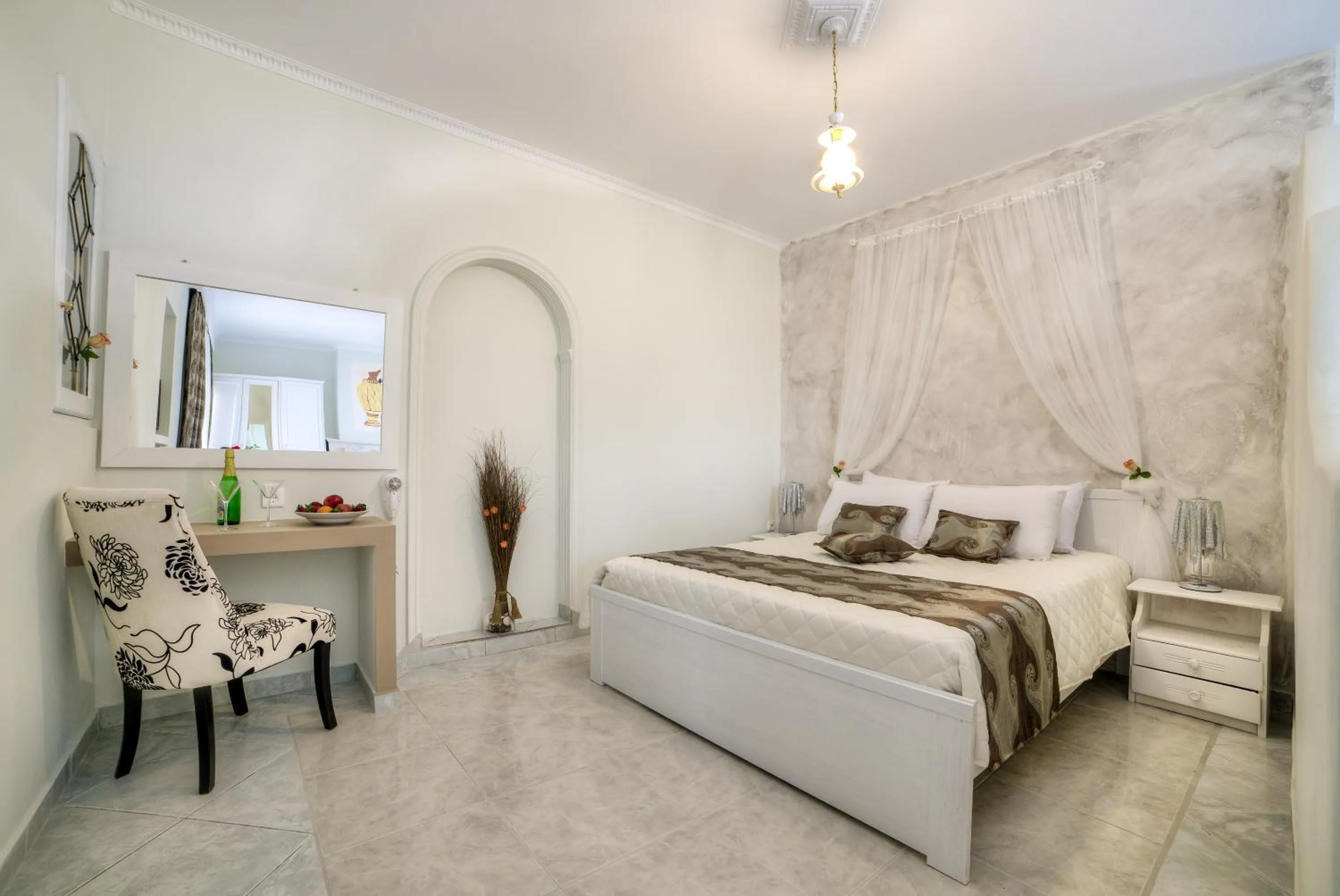 Photo of the whole room, Bed in Pantheon Hotel