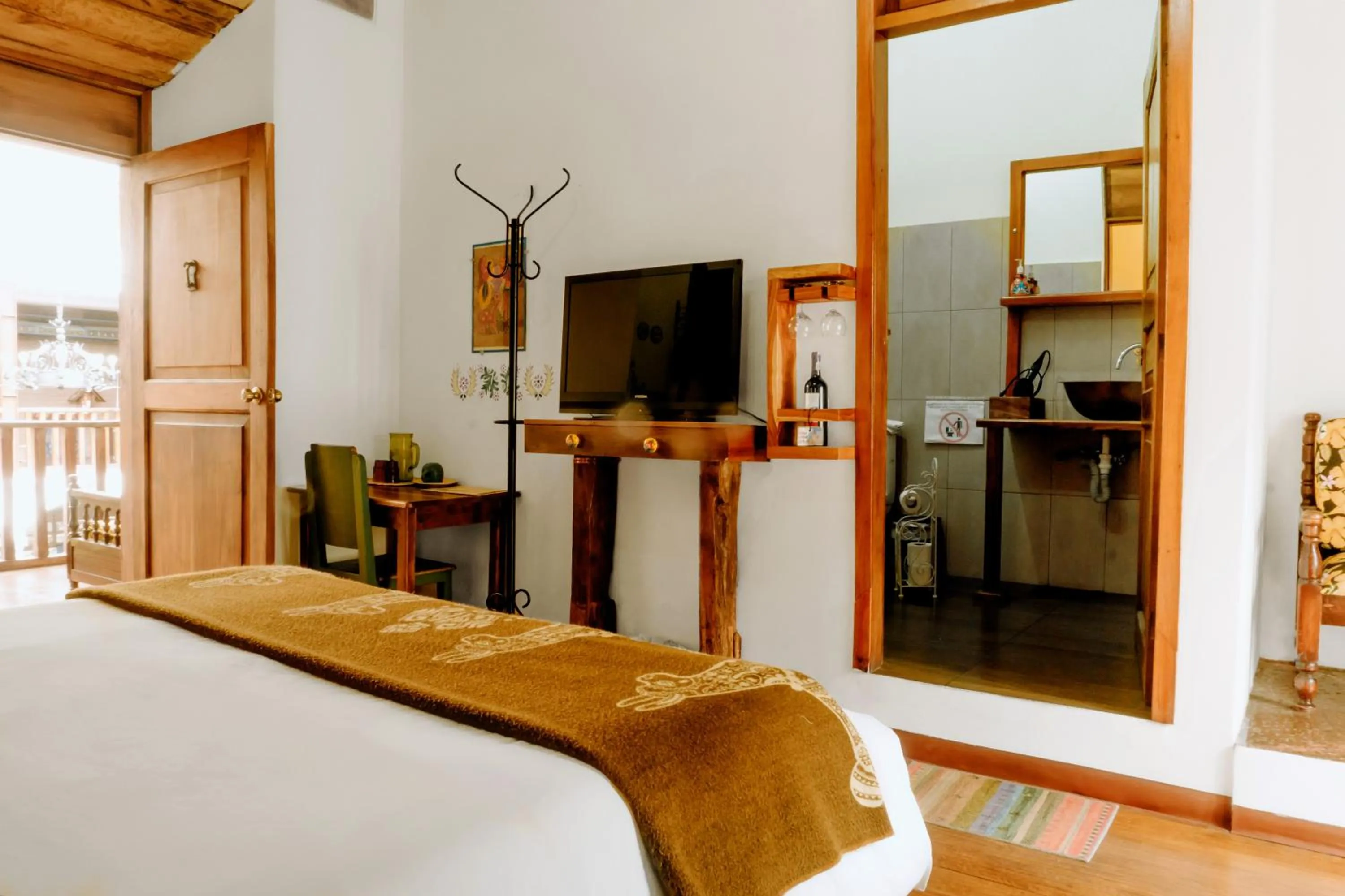 Communal lounge/ TV room, Bed in Hotel Casa Alquimia