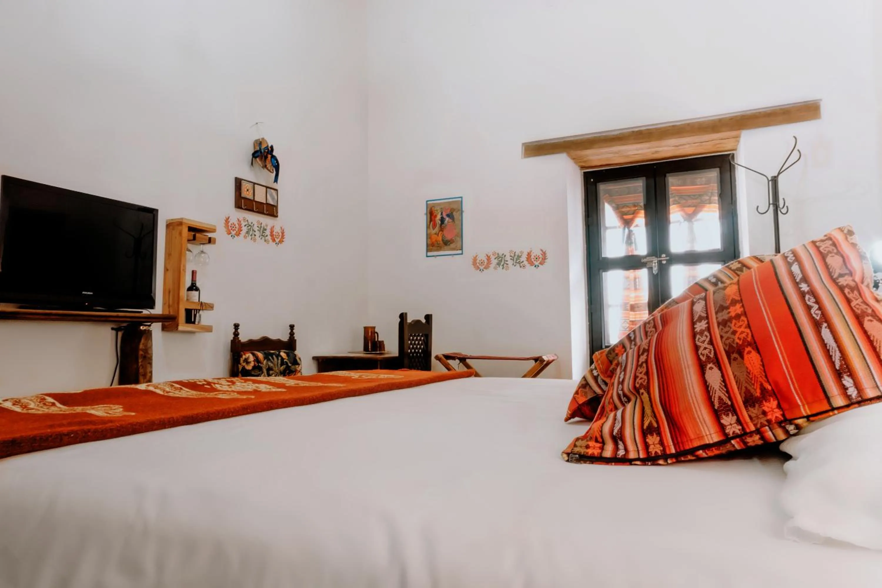 Communal lounge/ TV room, Bed in Hotel Casa Alquimia