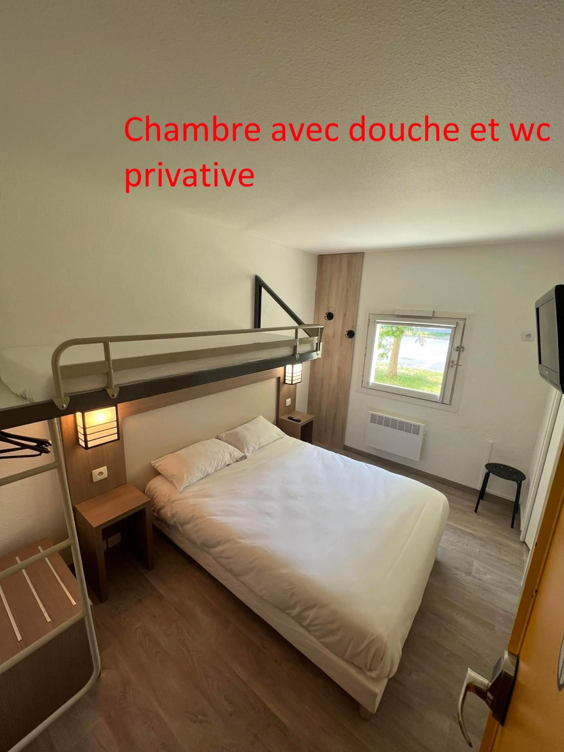 Photo of the whole room, Bed in Class'Eco Chambly