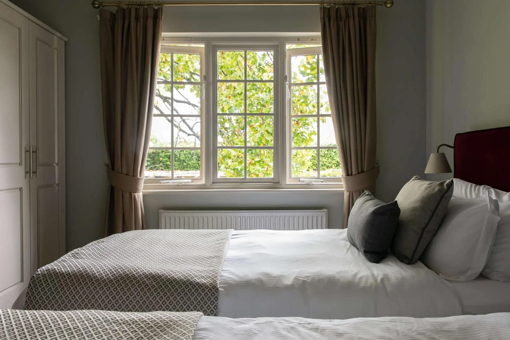 Bedroom, Bed in The Carpenters Arms