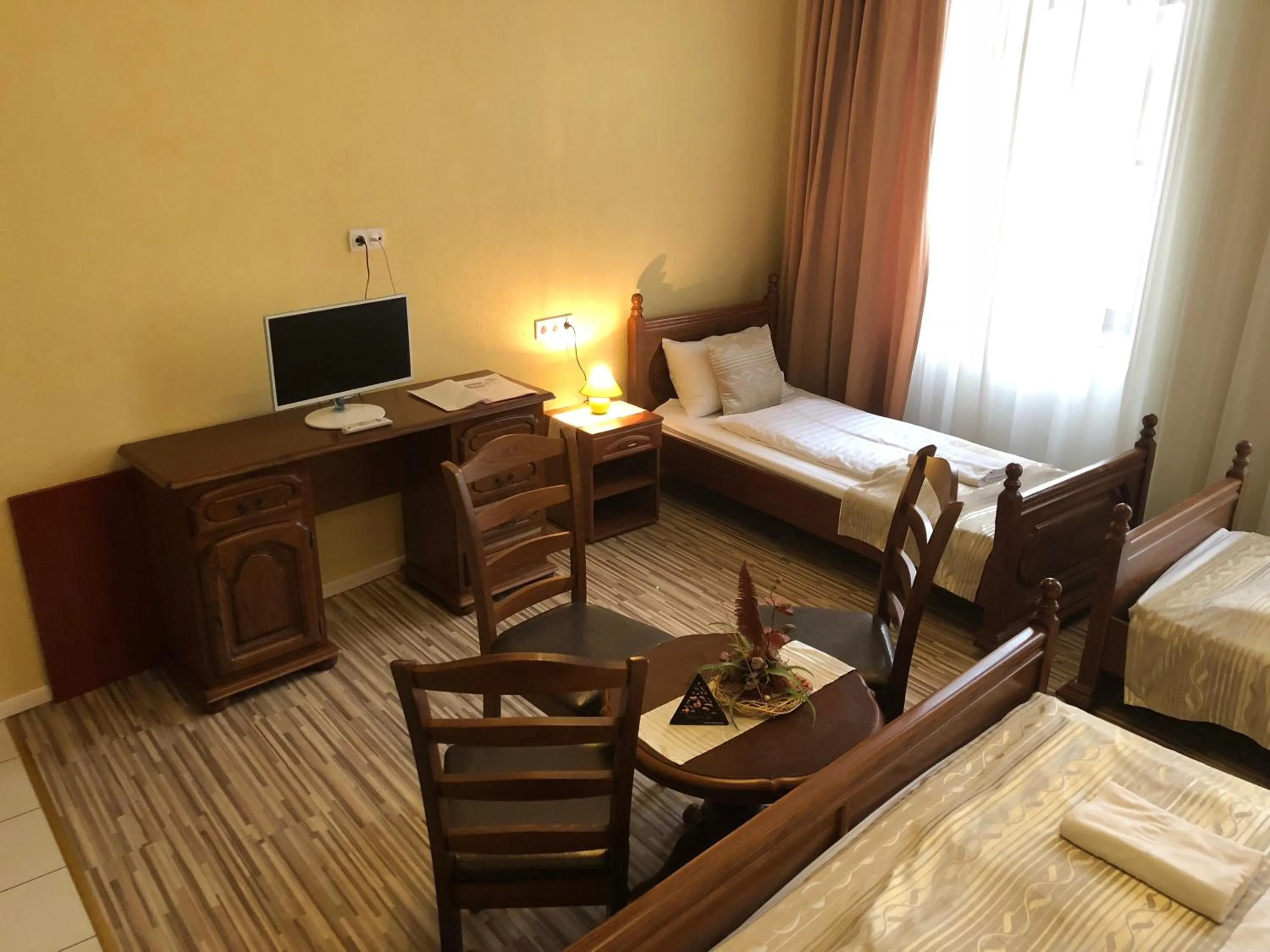 Communal lounge/ TV room, Bed in Mosoly Apartman