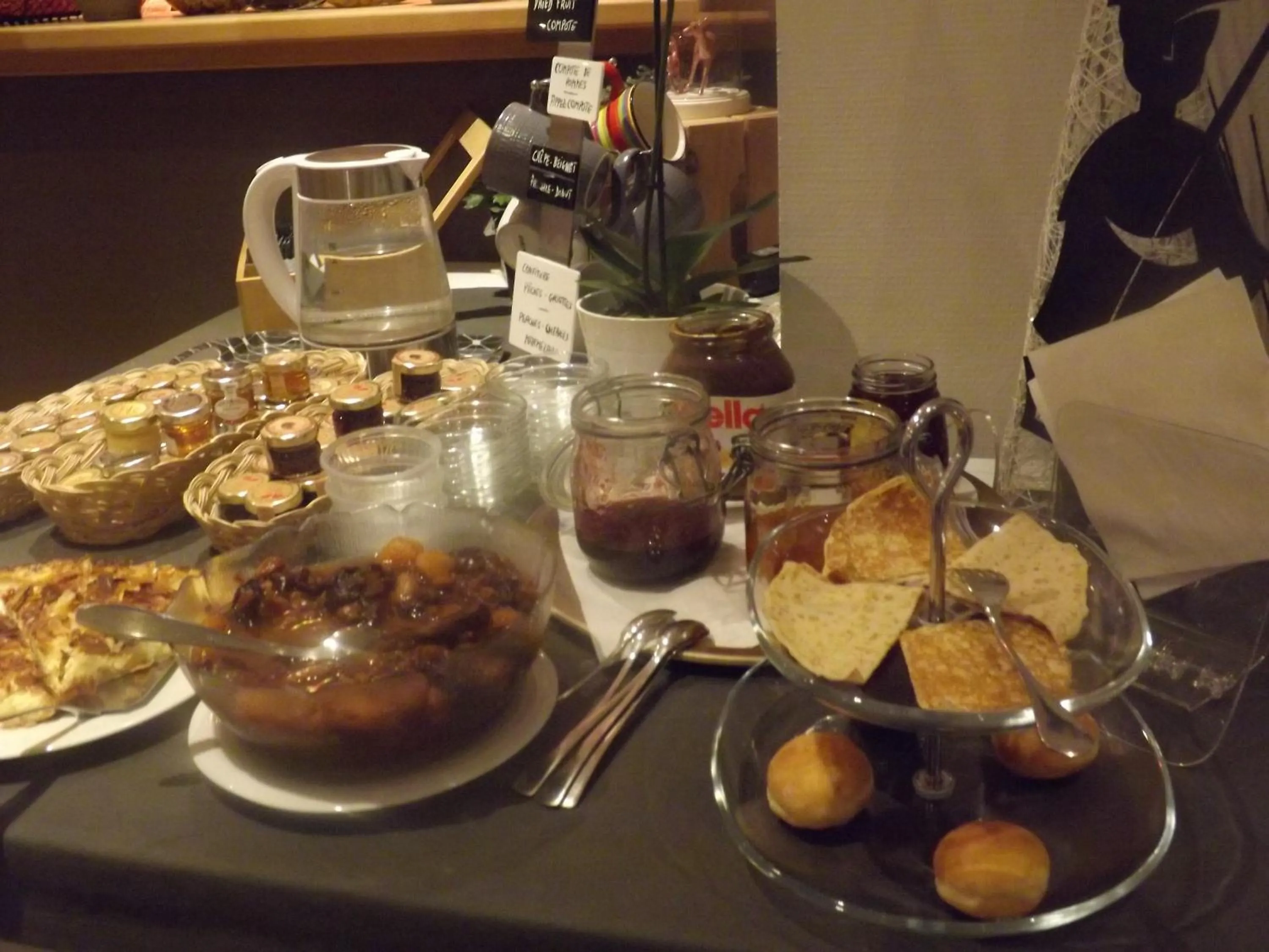 Buffet breakfast in Les Portes de la Vallee