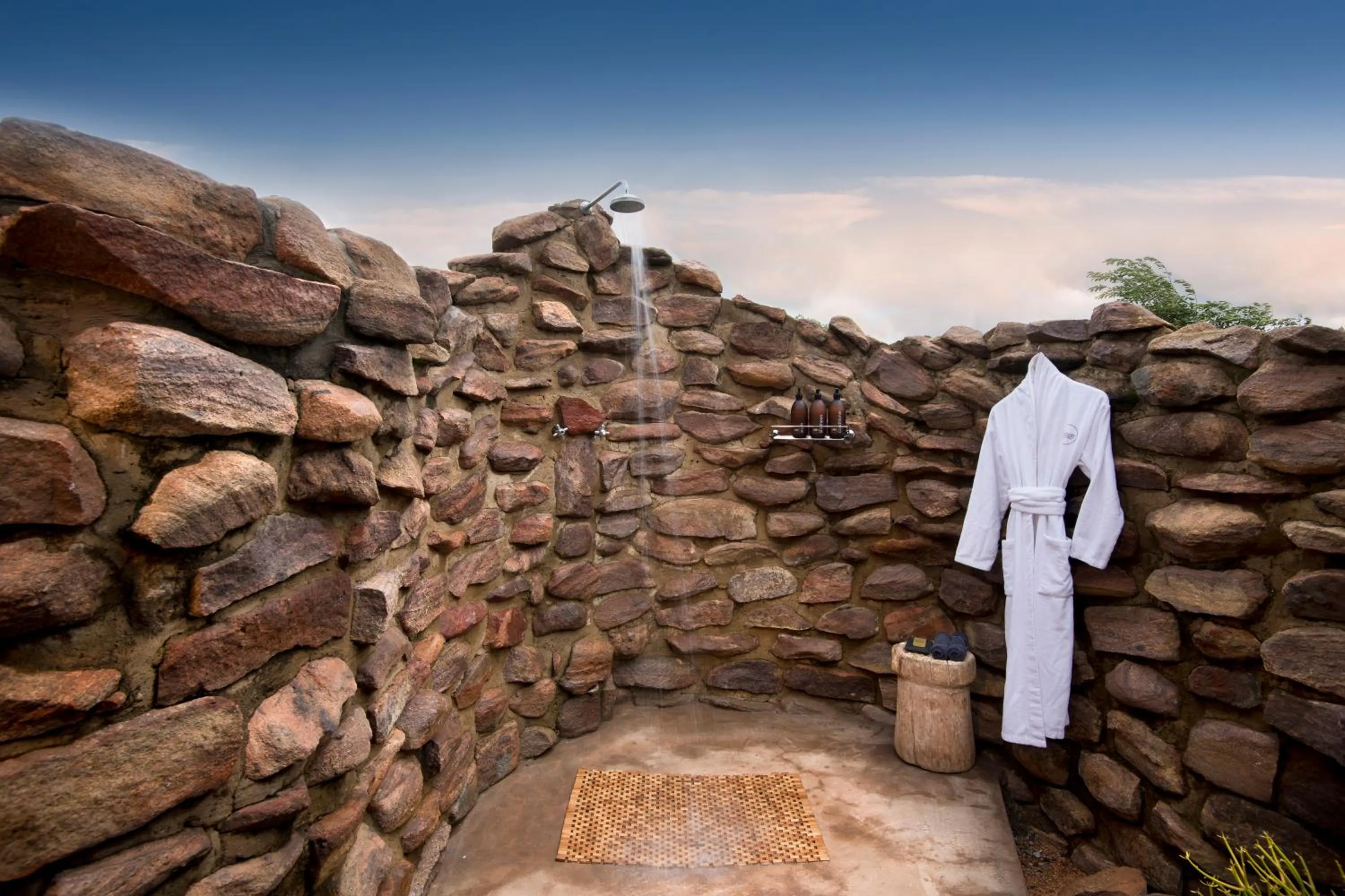 Shower in MHONDORO SAFARI LODGE & VILLA