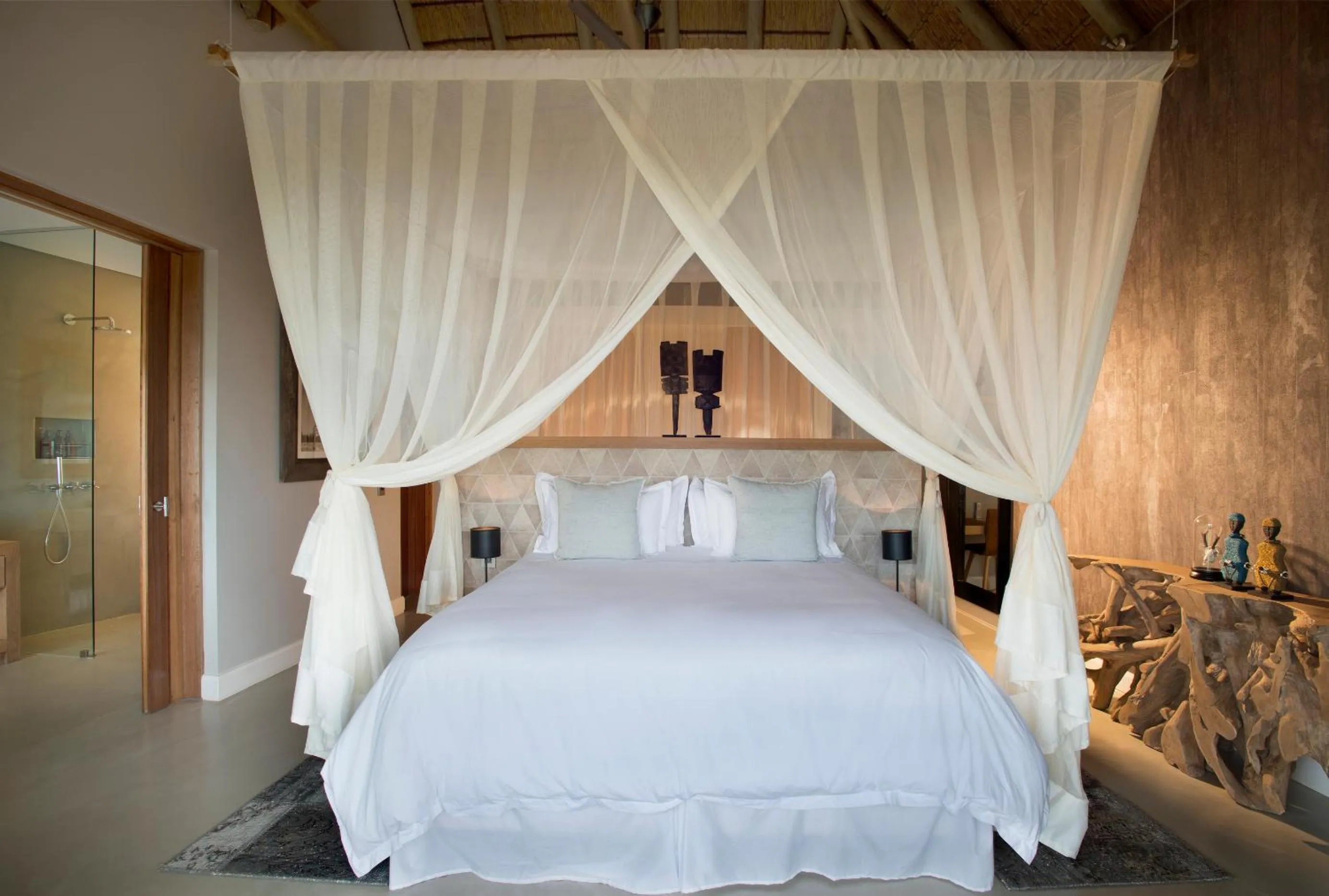 Bed in MHONDORO SAFARI LODGE & VILLA