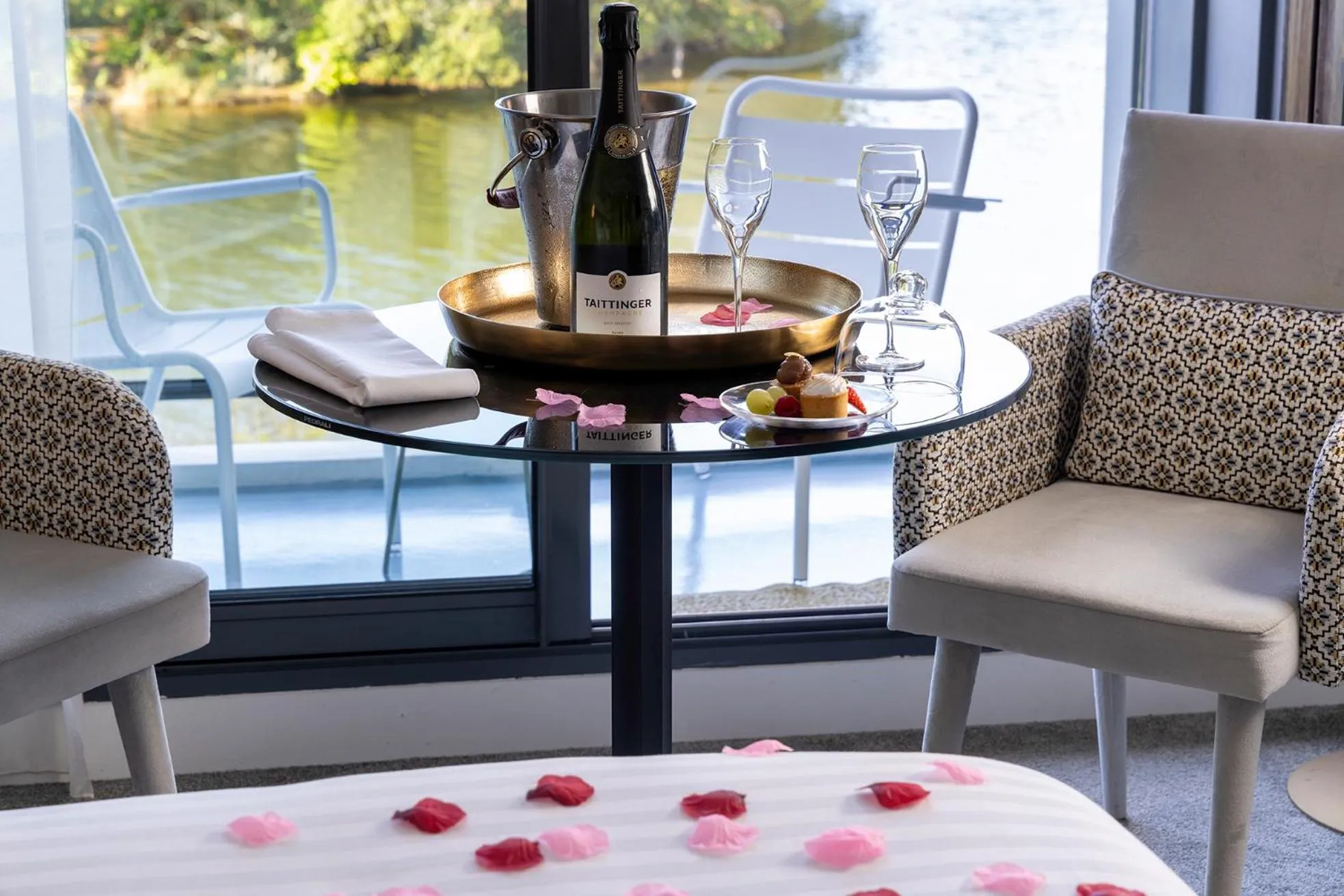 People in Best Western Plus Hotel les Rives du Ter