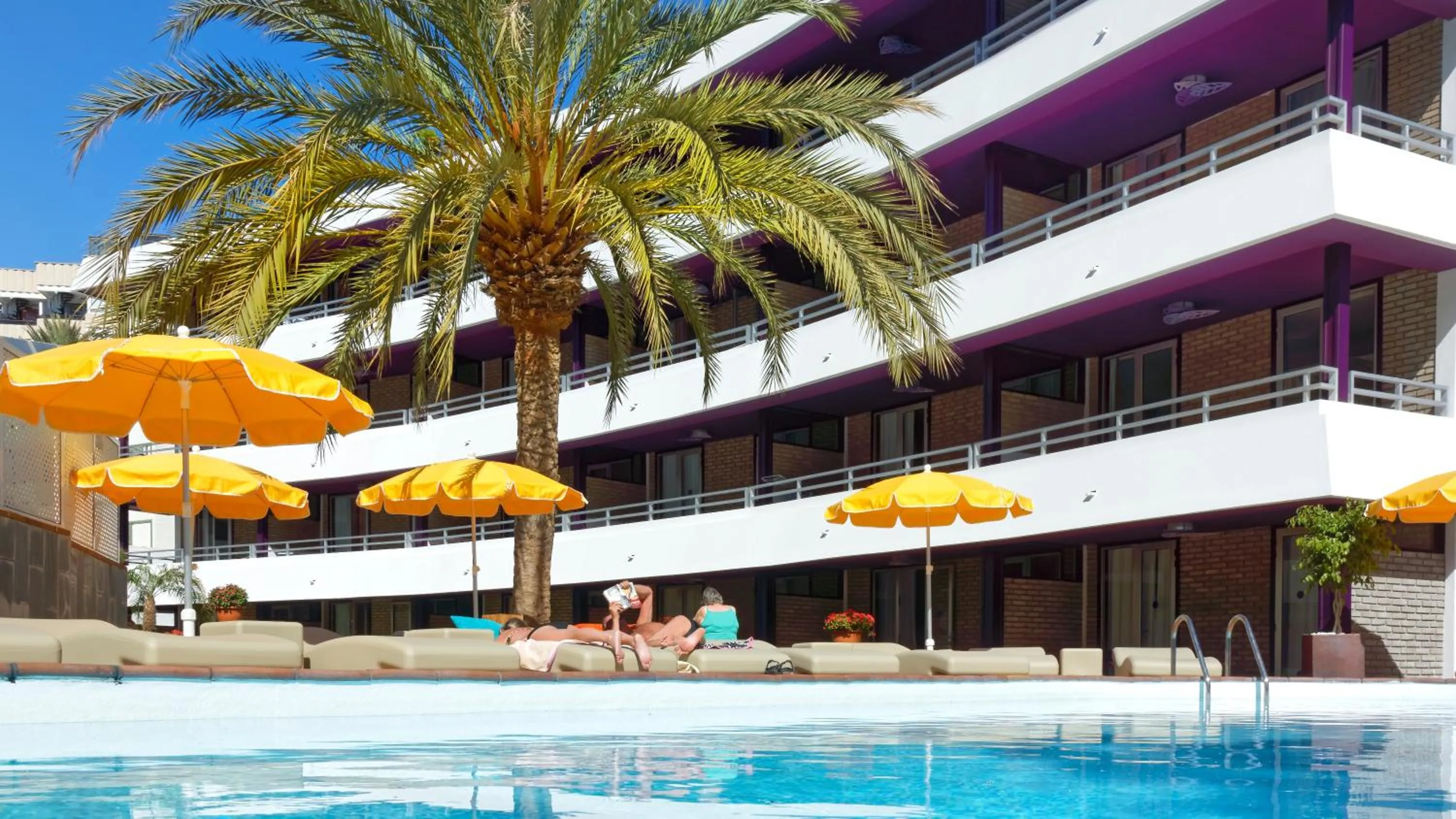 Swimming pool in Jacarandas Beach