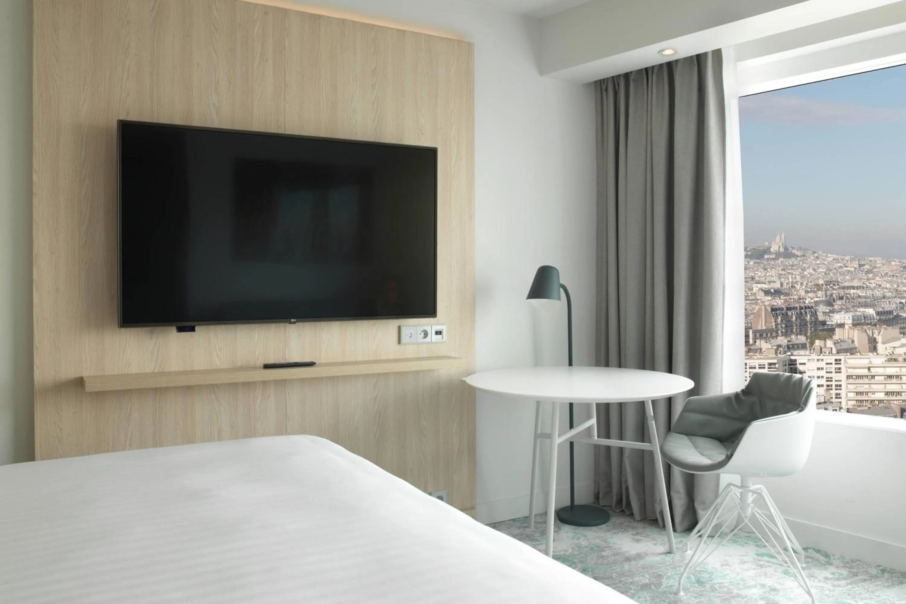 Photo of the whole room, Bed in Courtyard by Marriott Paris Gare de Lyon