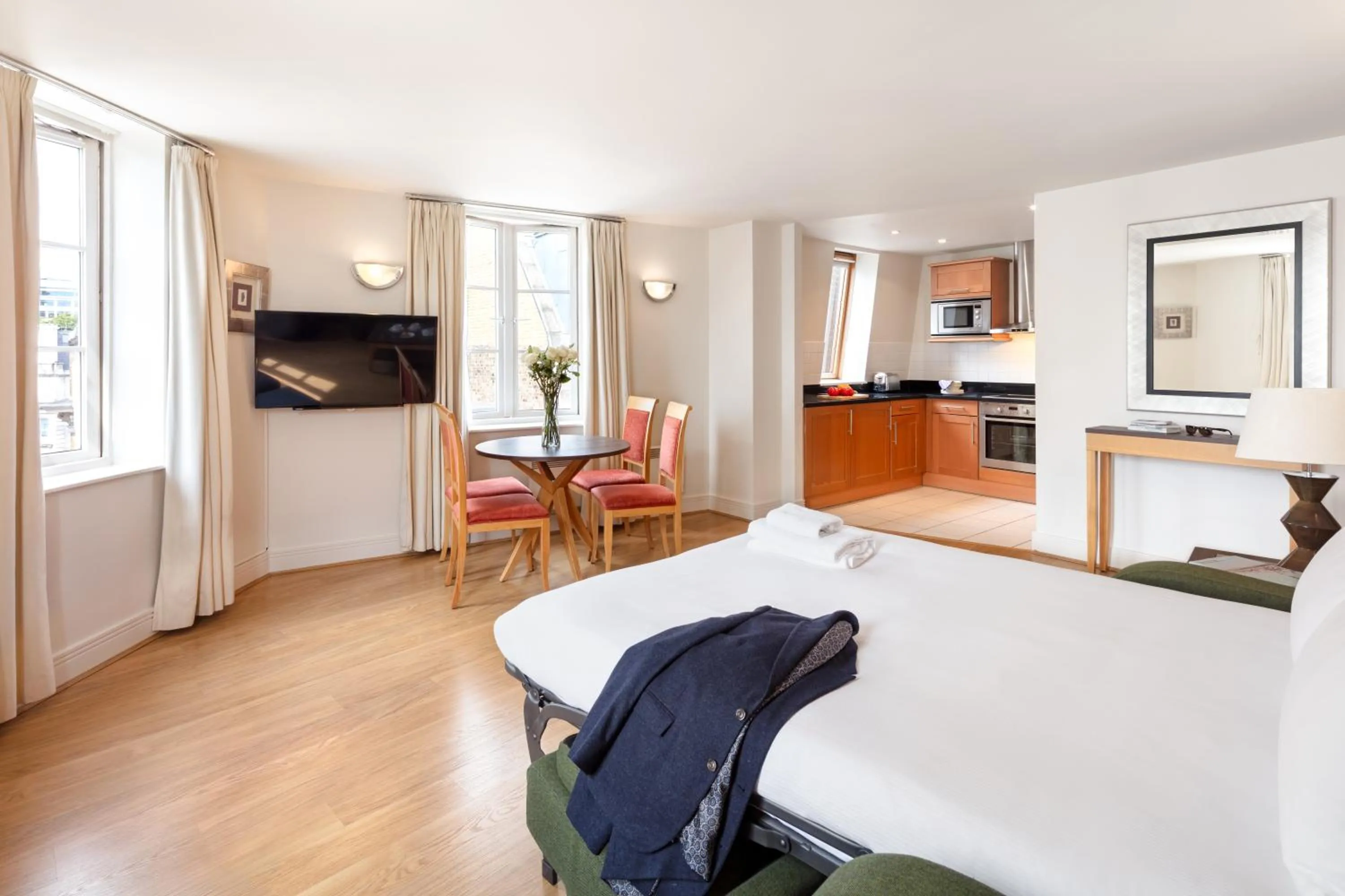 Living room, Bed in Marlin Apartments London City - Queen Street