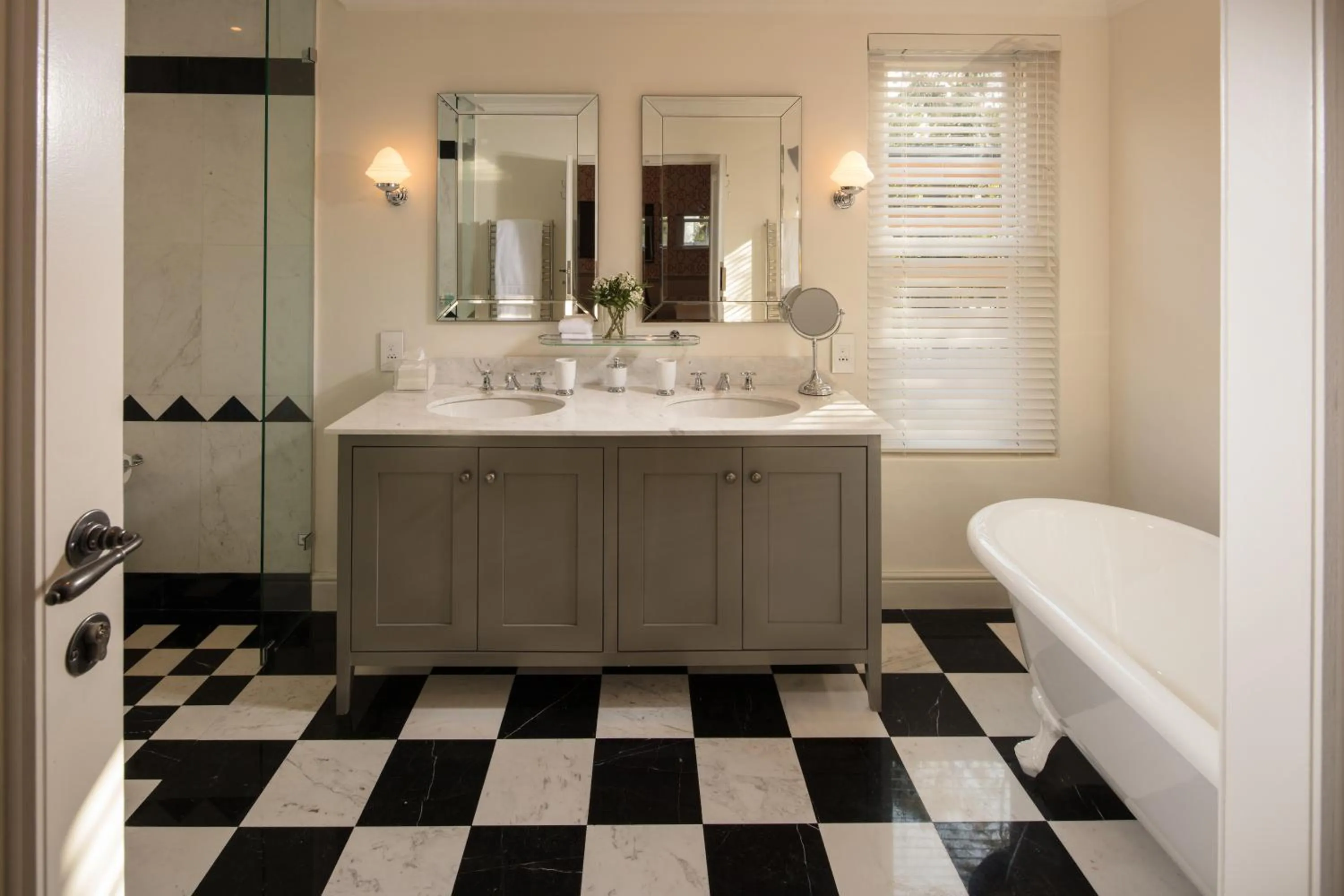 Photo of the whole room in Le Quartier Francais