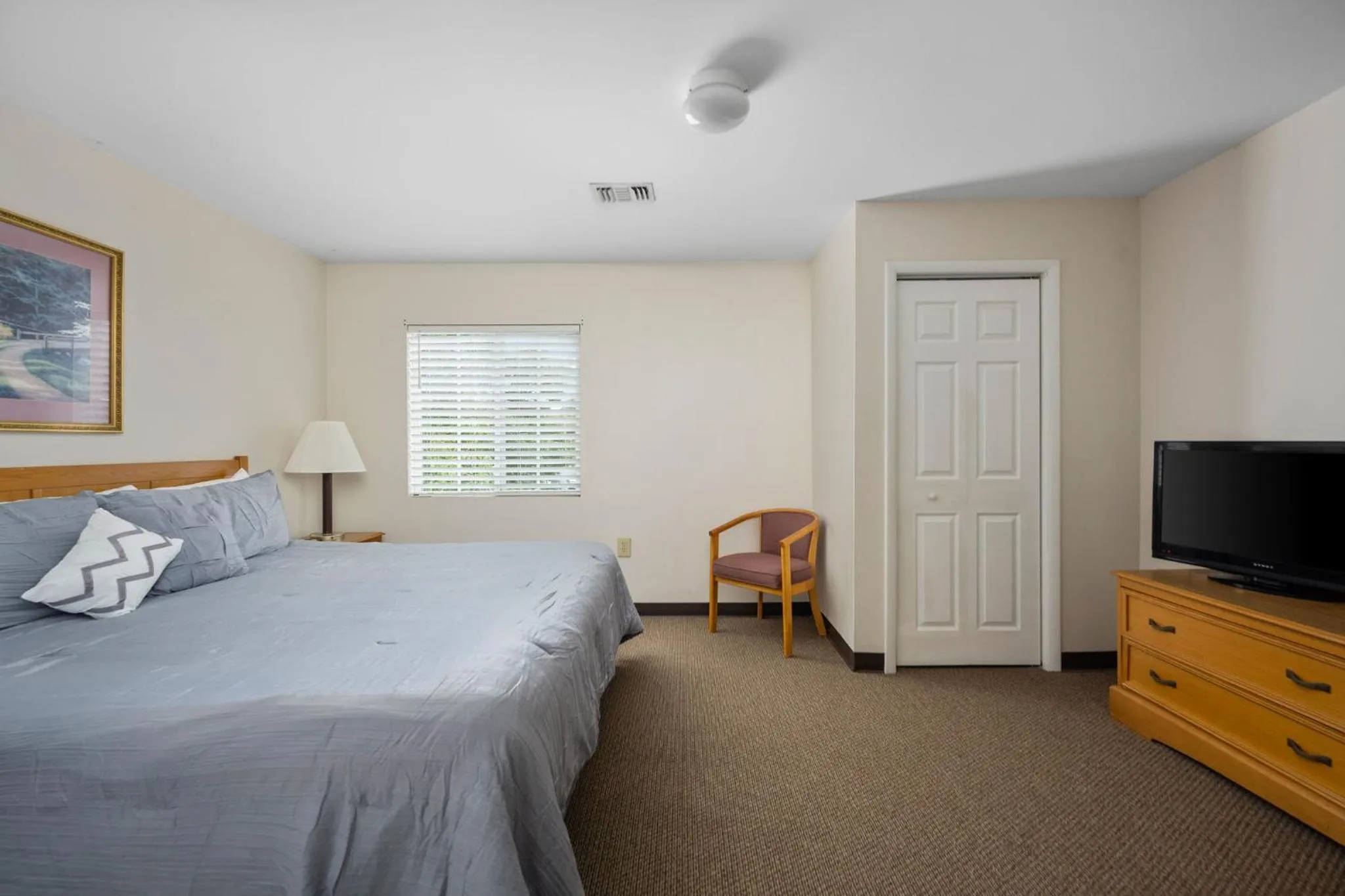 Bed in Affordable Suites Conover / Hickory