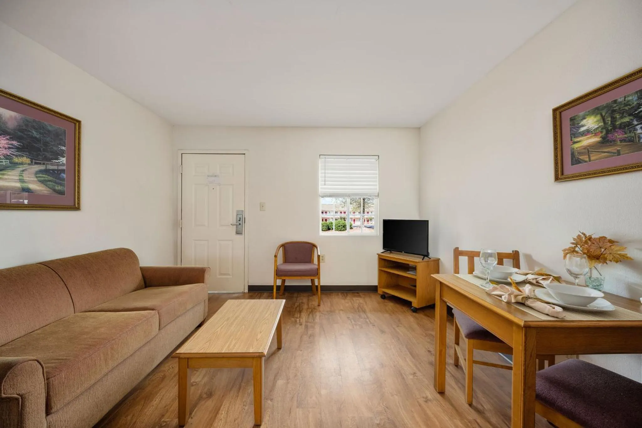 Living room in Affordable Suites Conover / Hickory