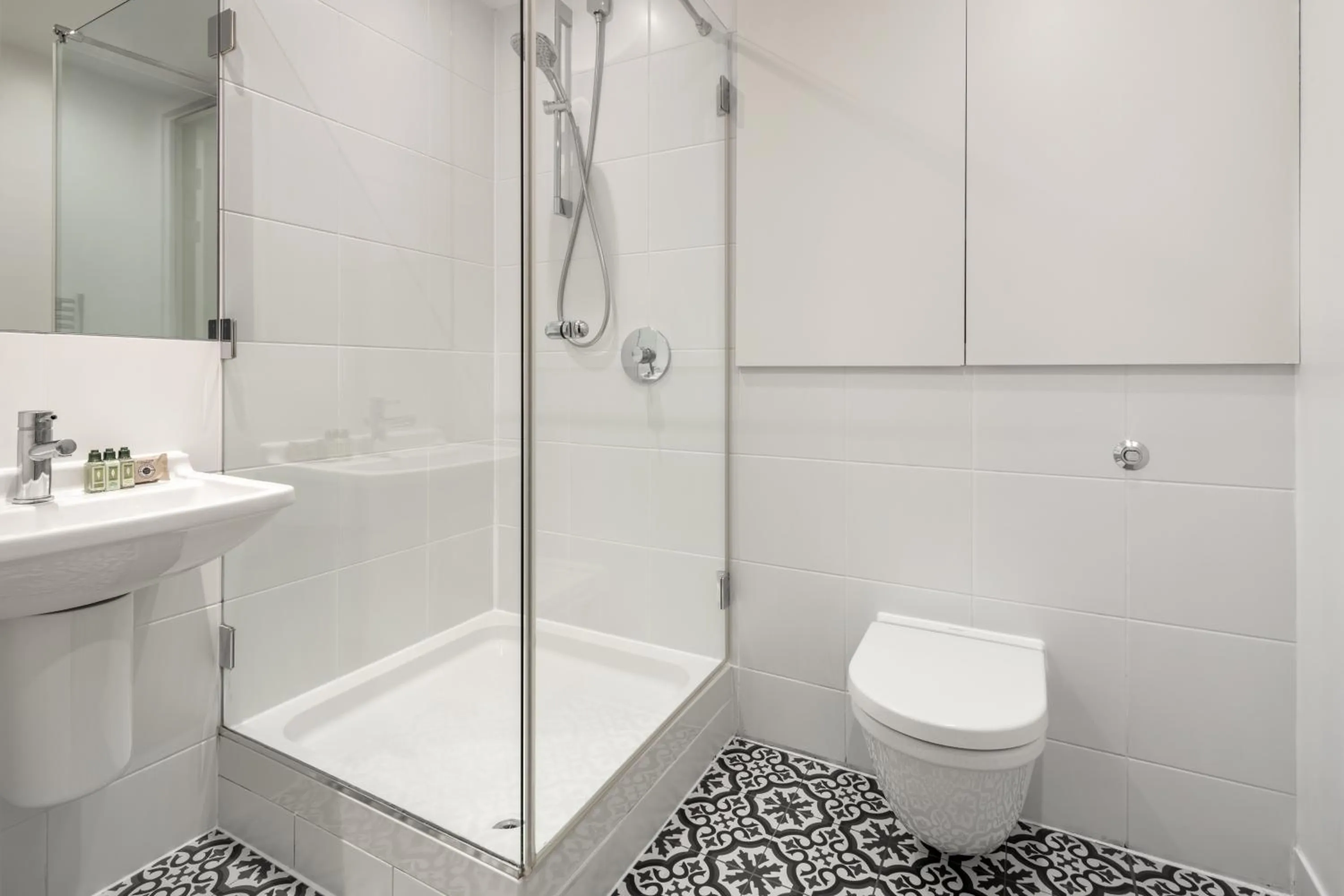 Shower in Marlin Canary Wharf