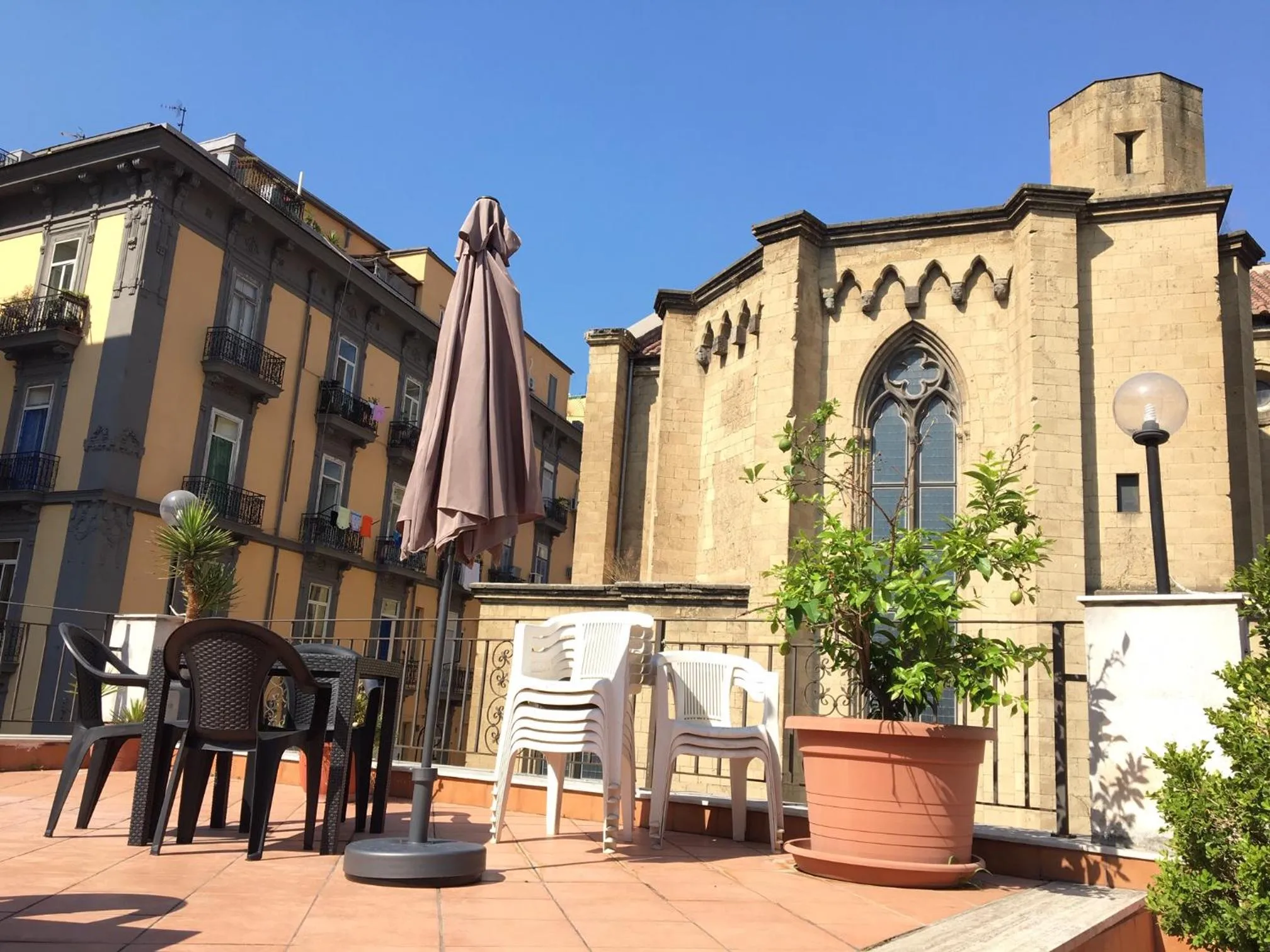 Property building in B&B La Storia Di Napoli
