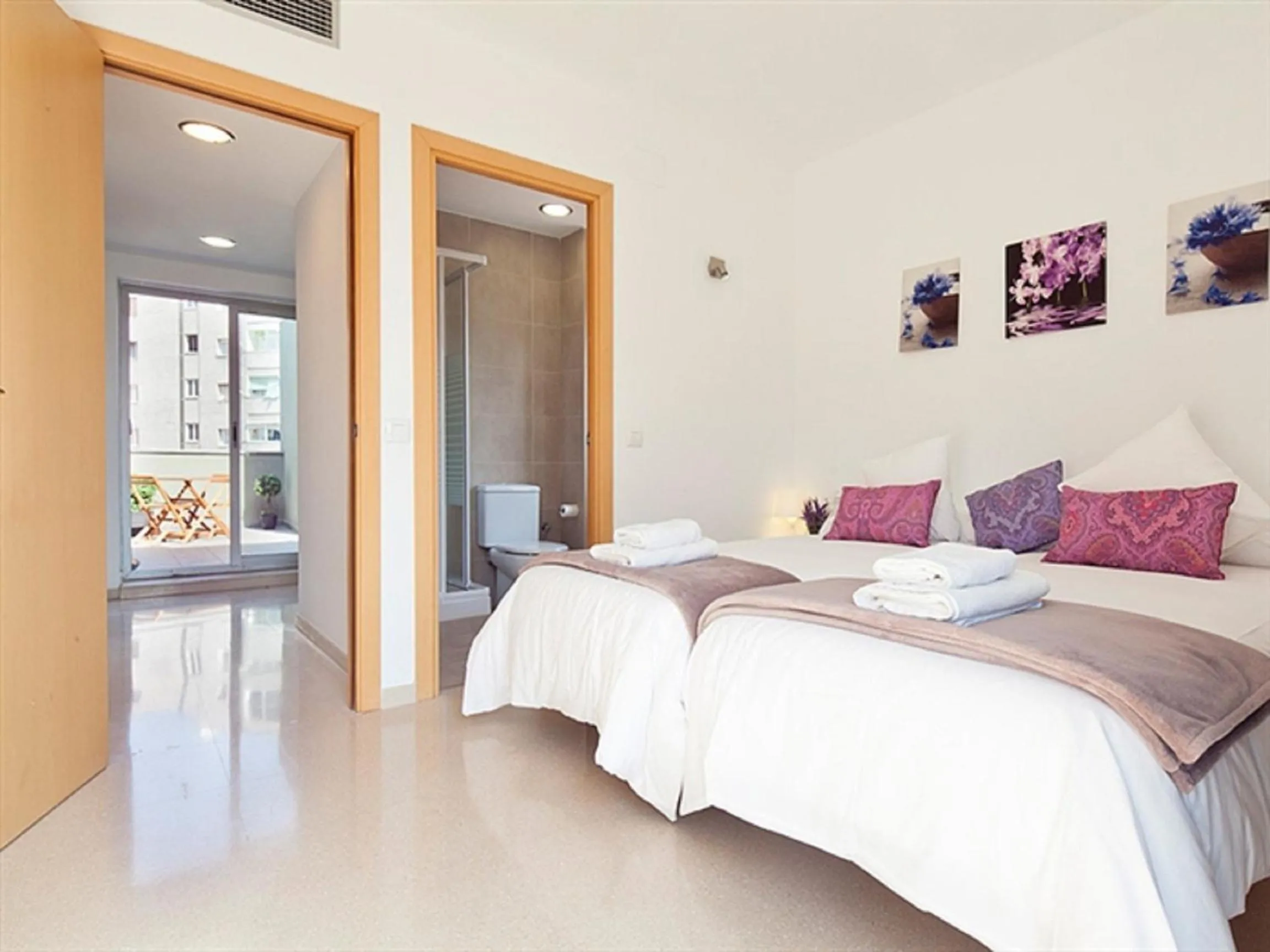 Bed in Charmsuites Nou Rambla