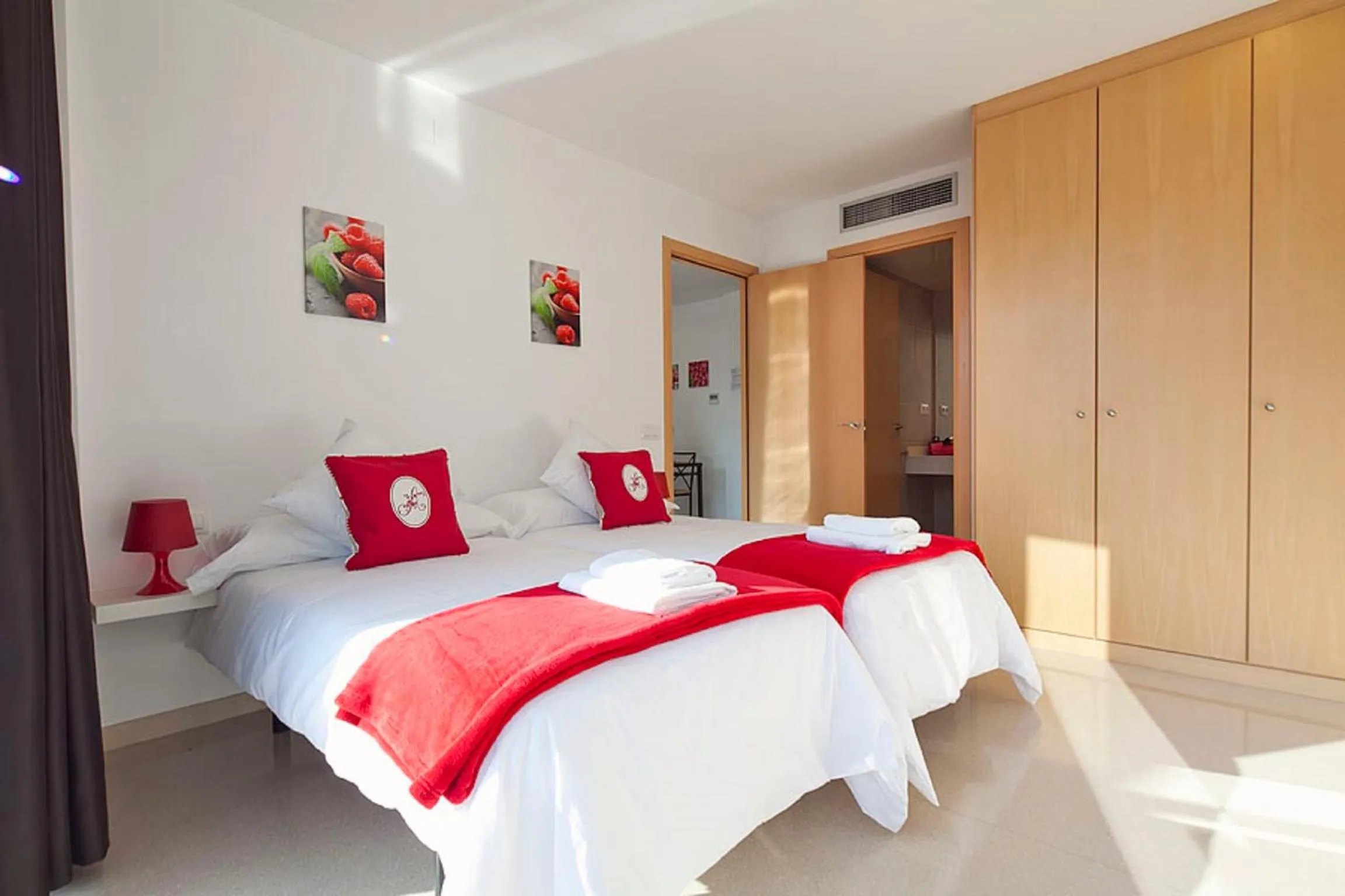 Bed in Charmsuites Nou Rambla