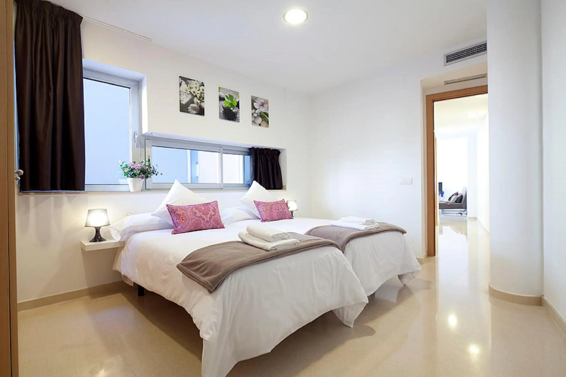 Bed in Charmsuites Nou Rambla