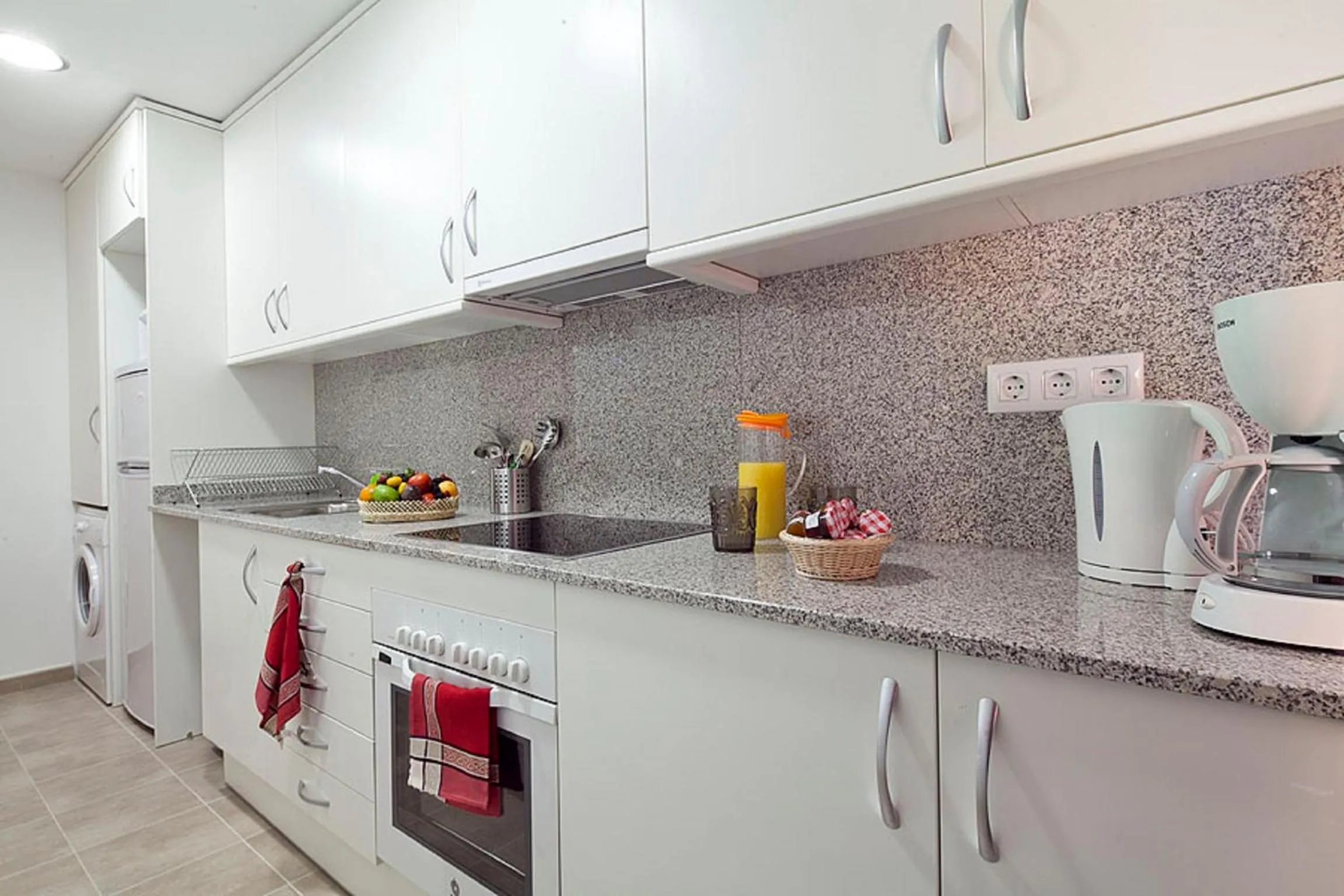 Kitchen or kitchenette in Charmsuites Nou Rambla