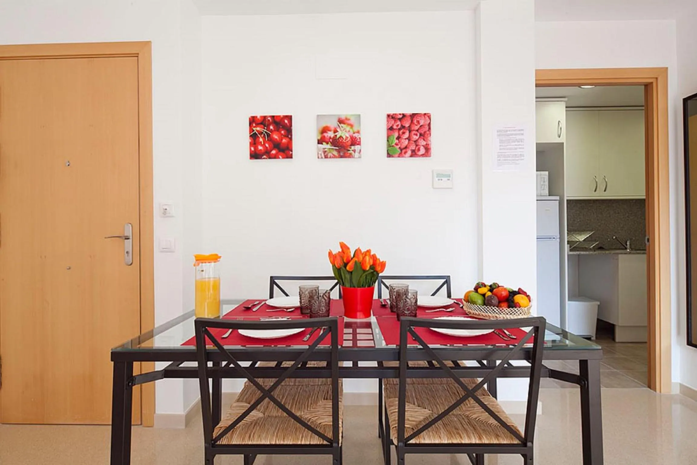Dining area in Charmsuites Nou Rambla