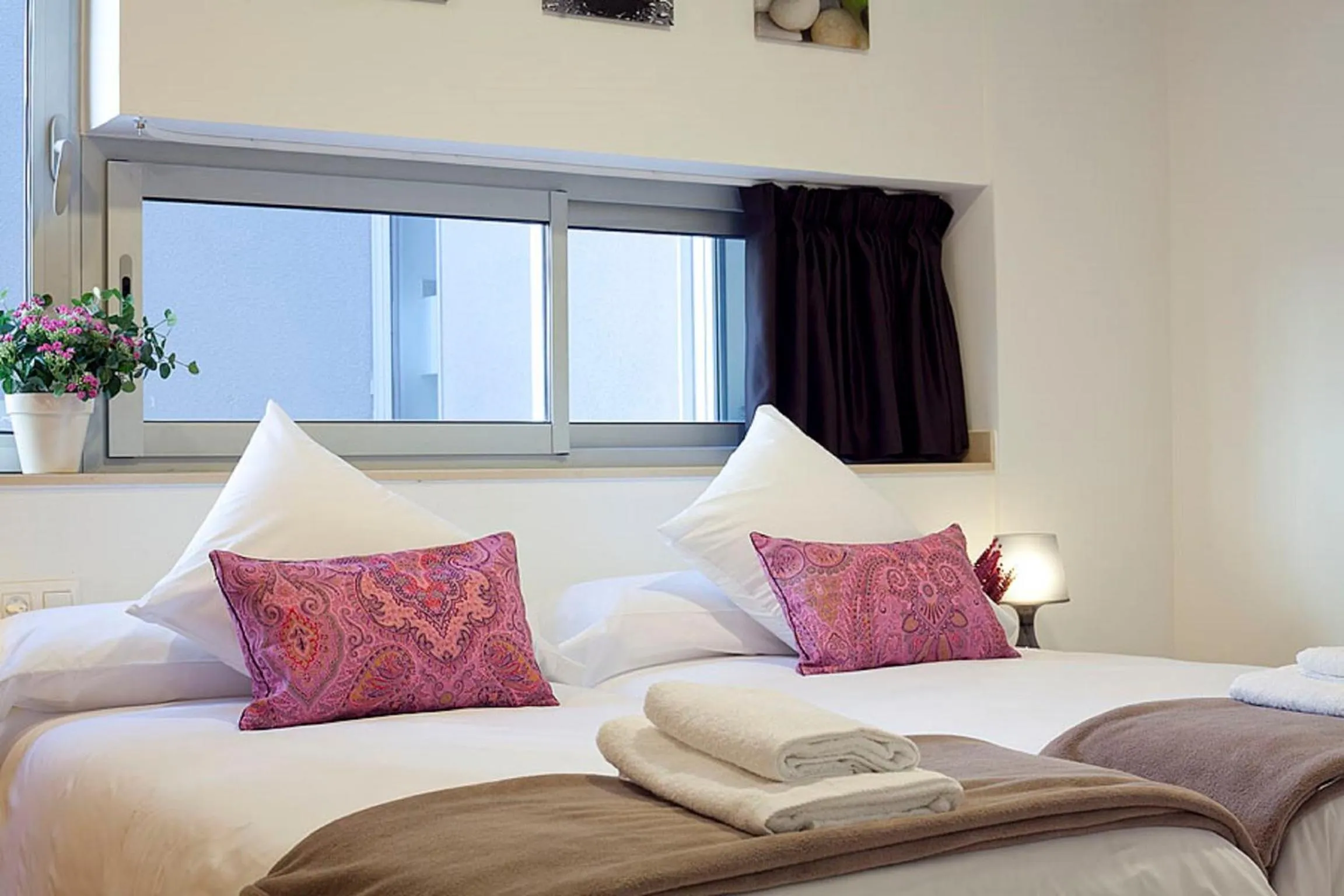 Bedroom, Bed in Charmsuites Nou Rambla