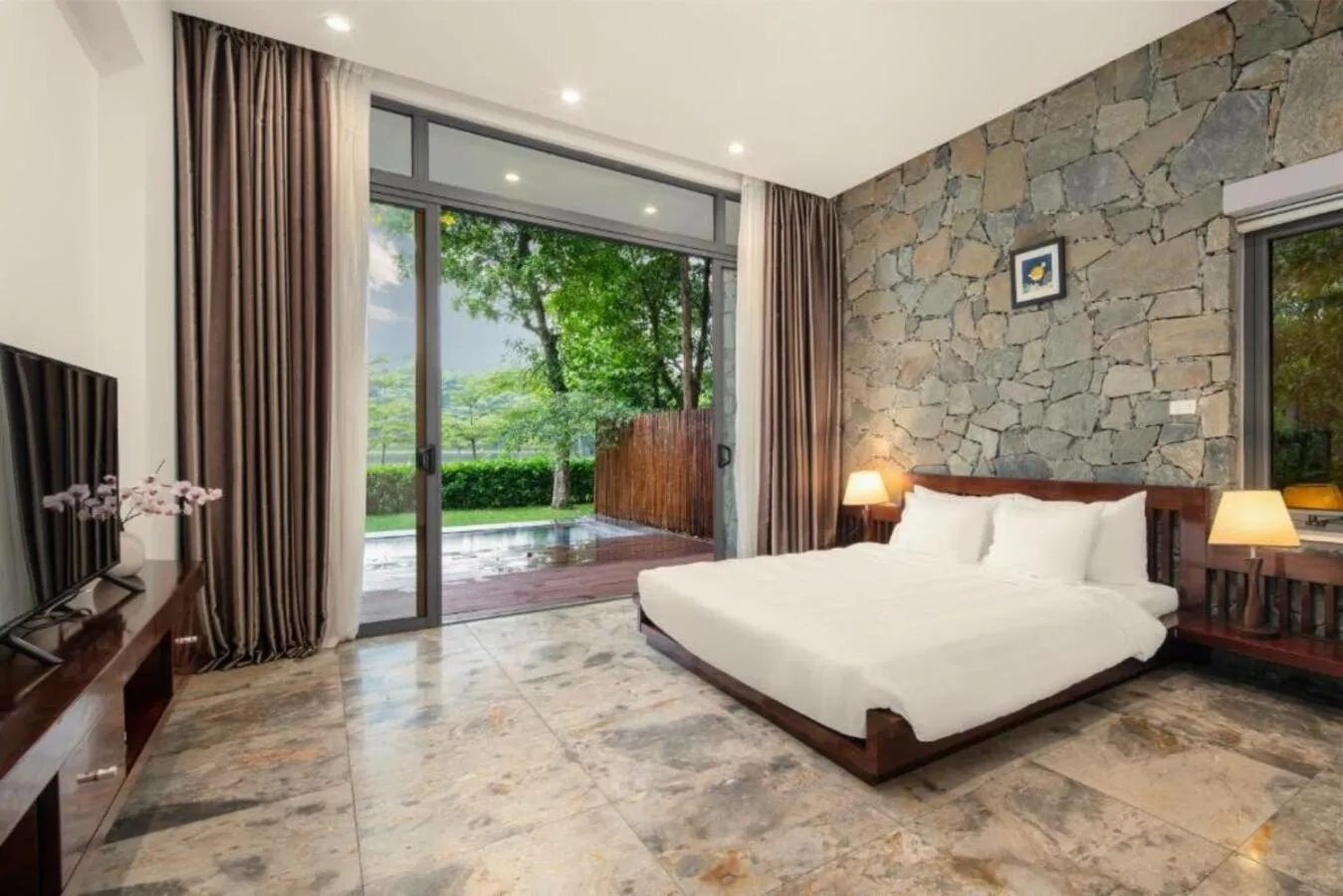 Bedroom, Bed in Flamingo Resort Dai Lai