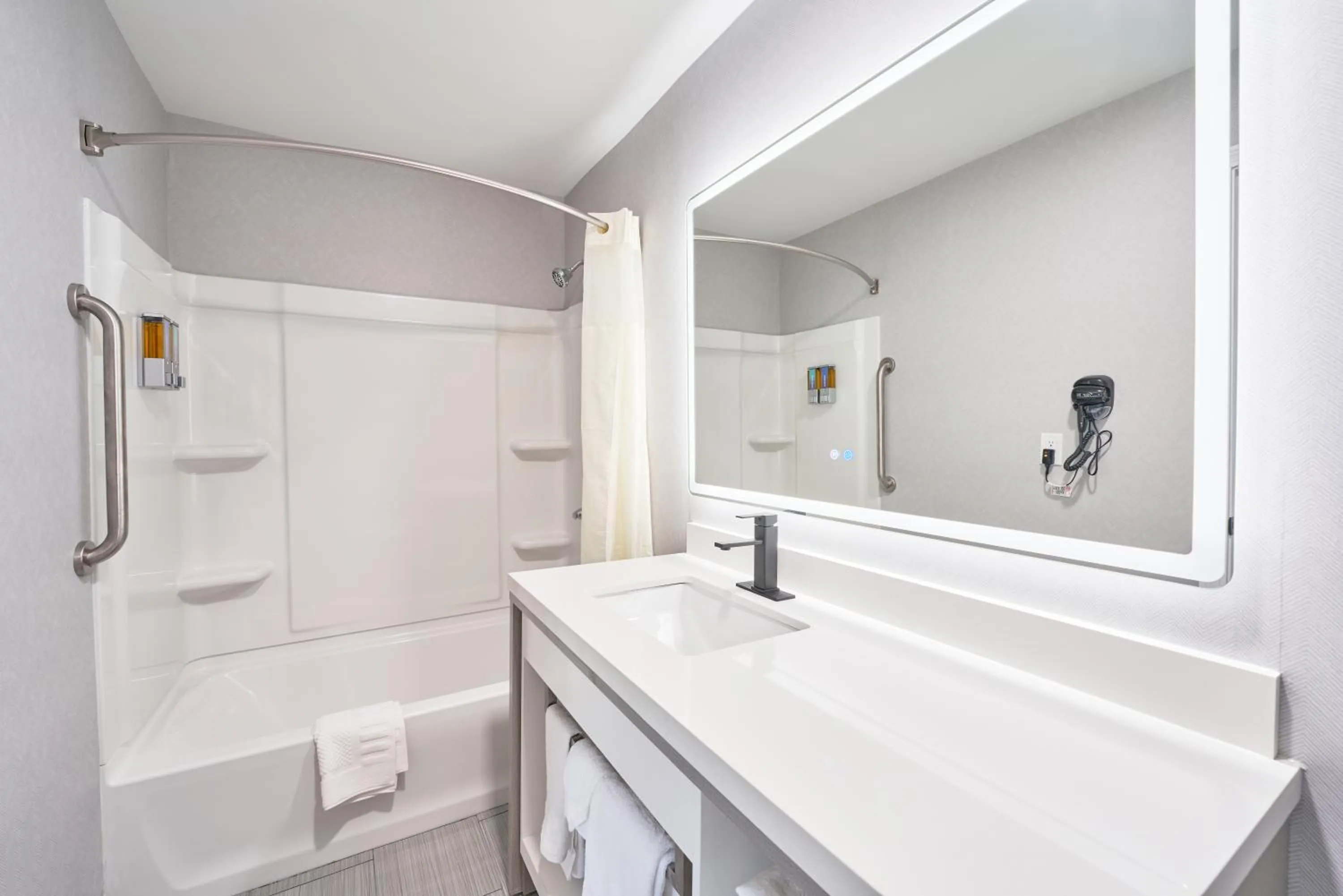 Shower in All Seasons Inn & Suites