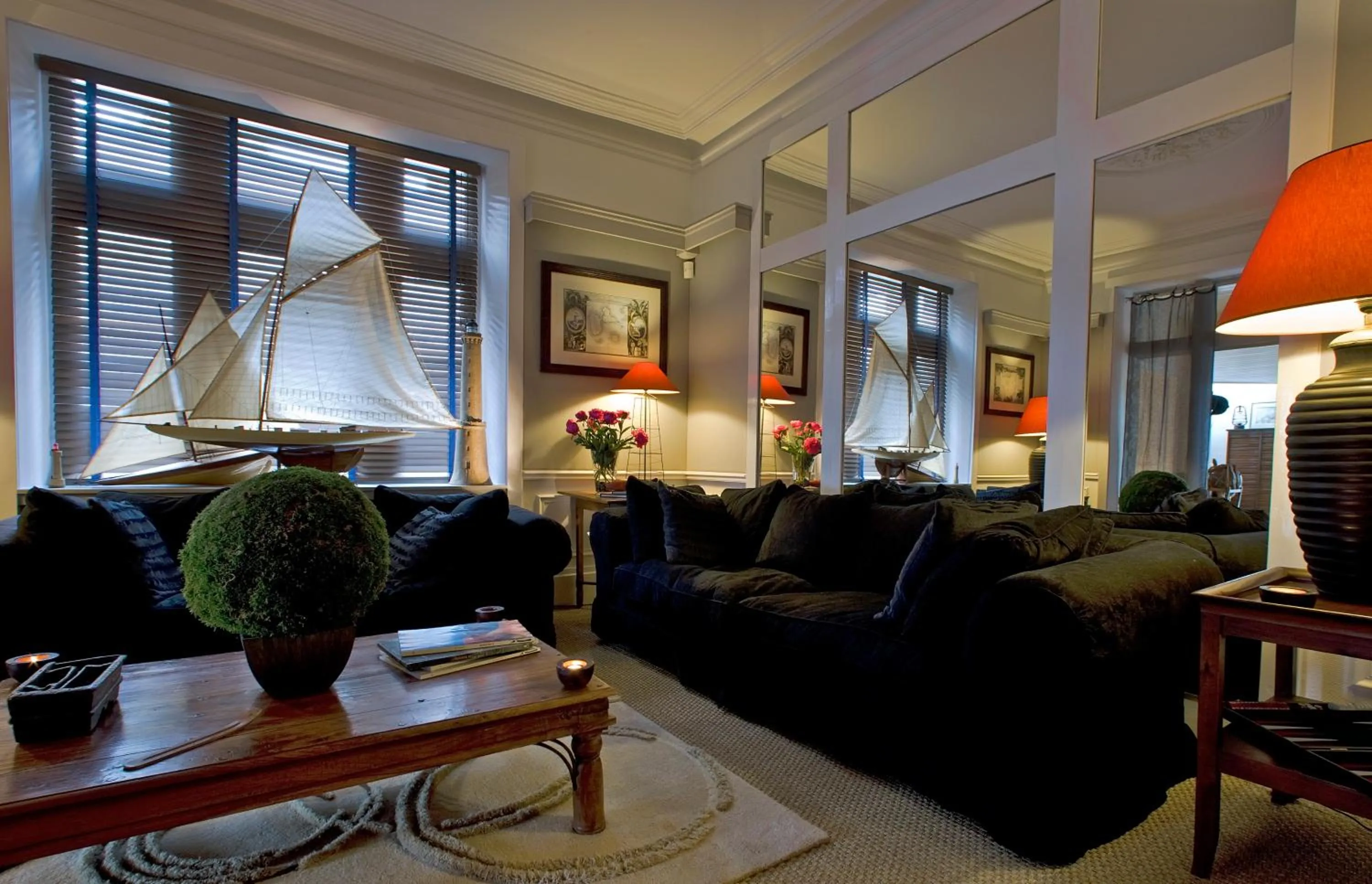 Library in Le Petit Hôtel des Hortensias