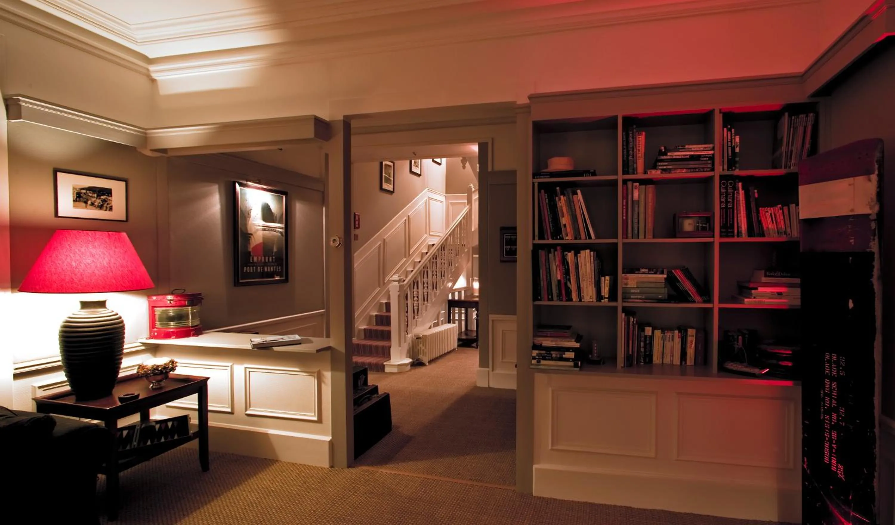 Library, Bed in Le Petit Hôtel des Hortensias