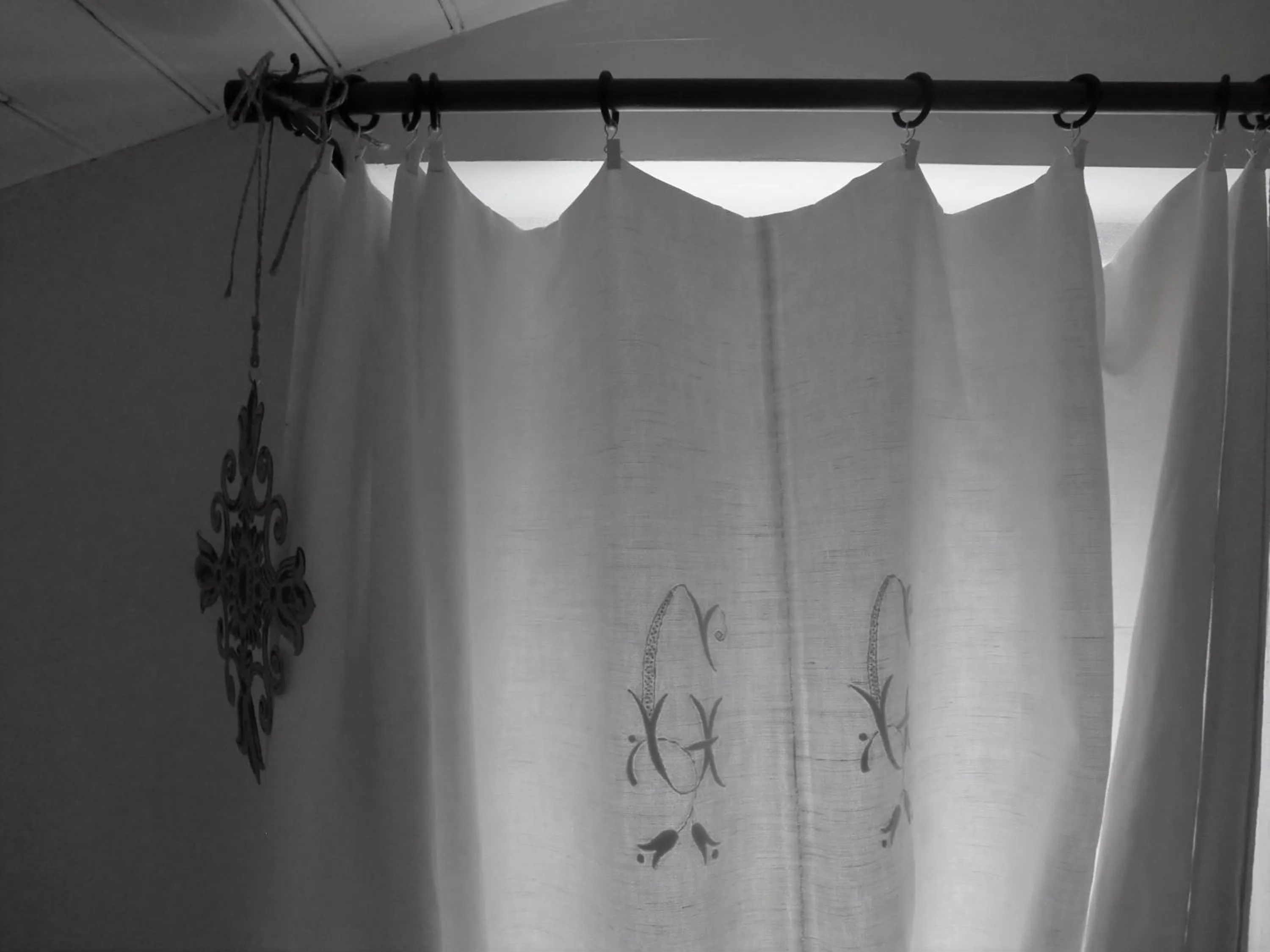 Decorative detail in Du Côté de l'Ombrière