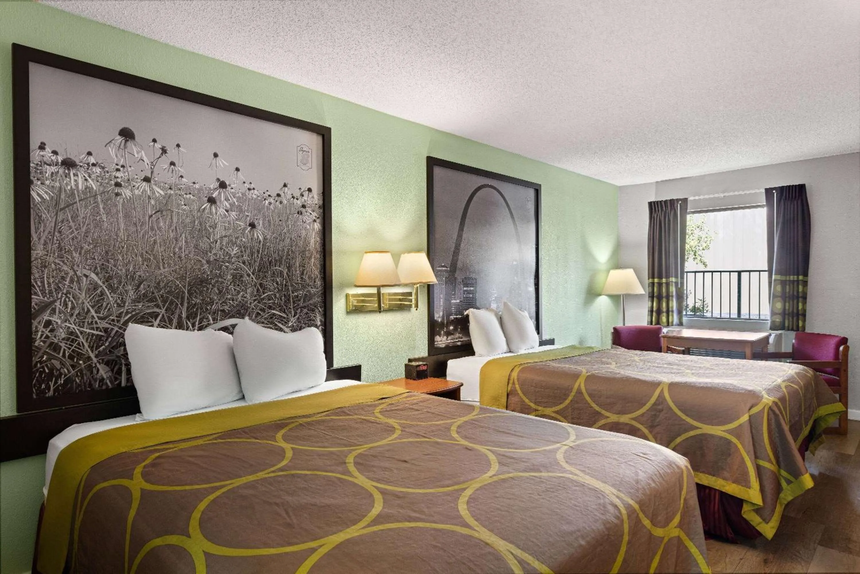 Photo of the whole room, Bed in Super 8 by Wyndham Branson - Shepherd of the Hills Exwy