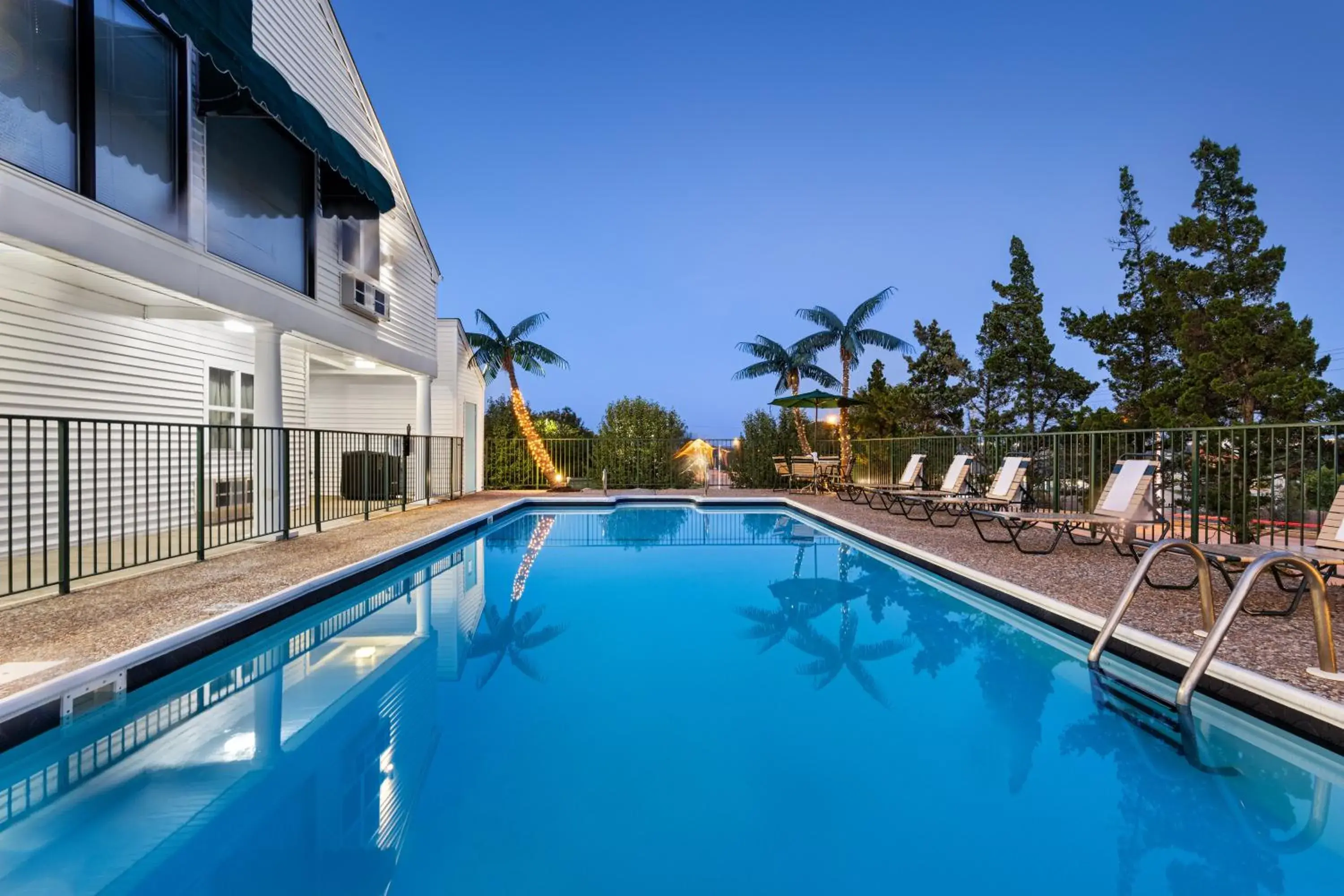 Swimming pool in Super 8 by Wyndham Branson - Shepherd of the Hills Exwy Swimming pool in Super 8 by Wyndham Branson - Shepherd of the Hills Exwy