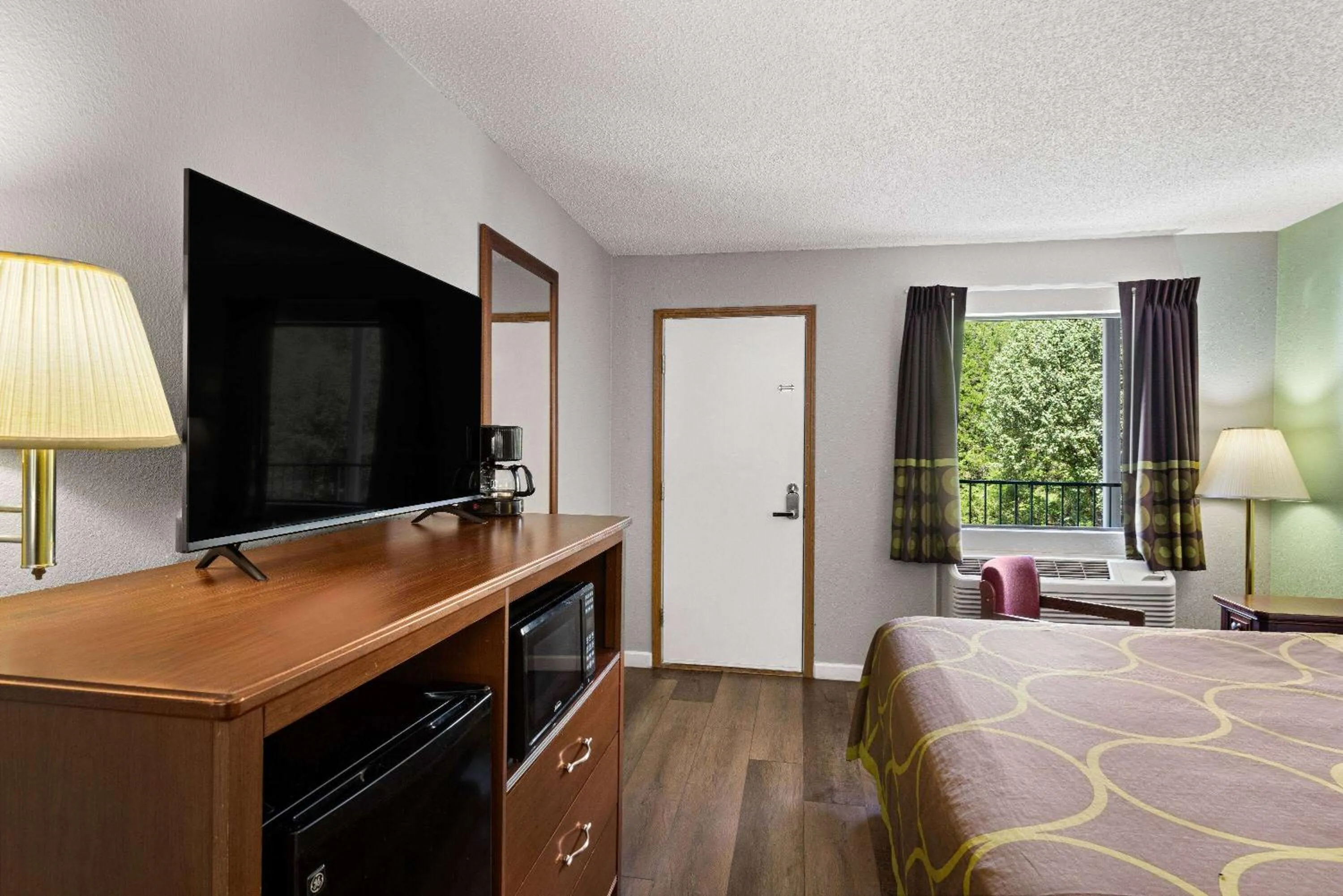 Photo of the whole room in Super 8 by Wyndham Branson - Shepherd of the Hills Exwy