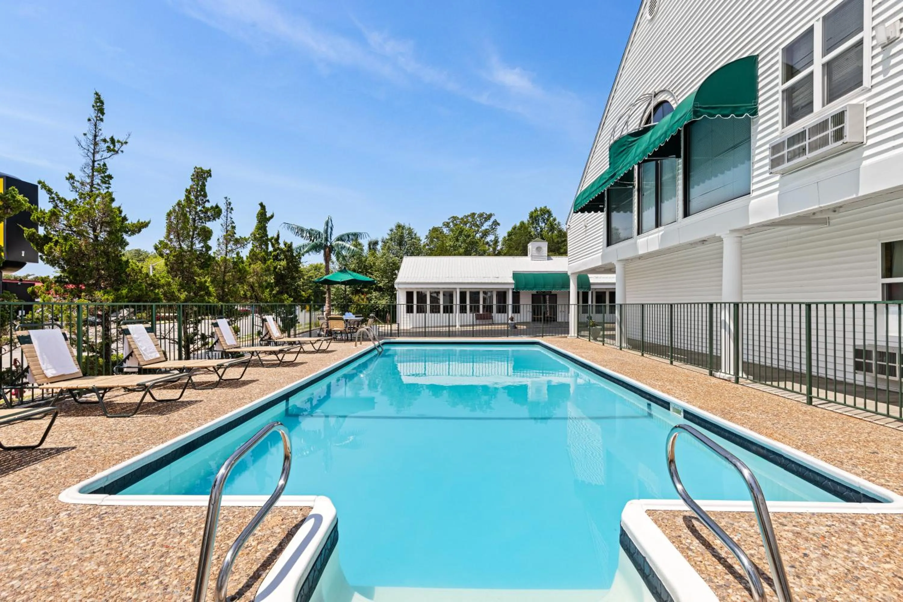 Swimming pool in Super 8 by Wyndham Branson - Shepherd of the Hills Exwy