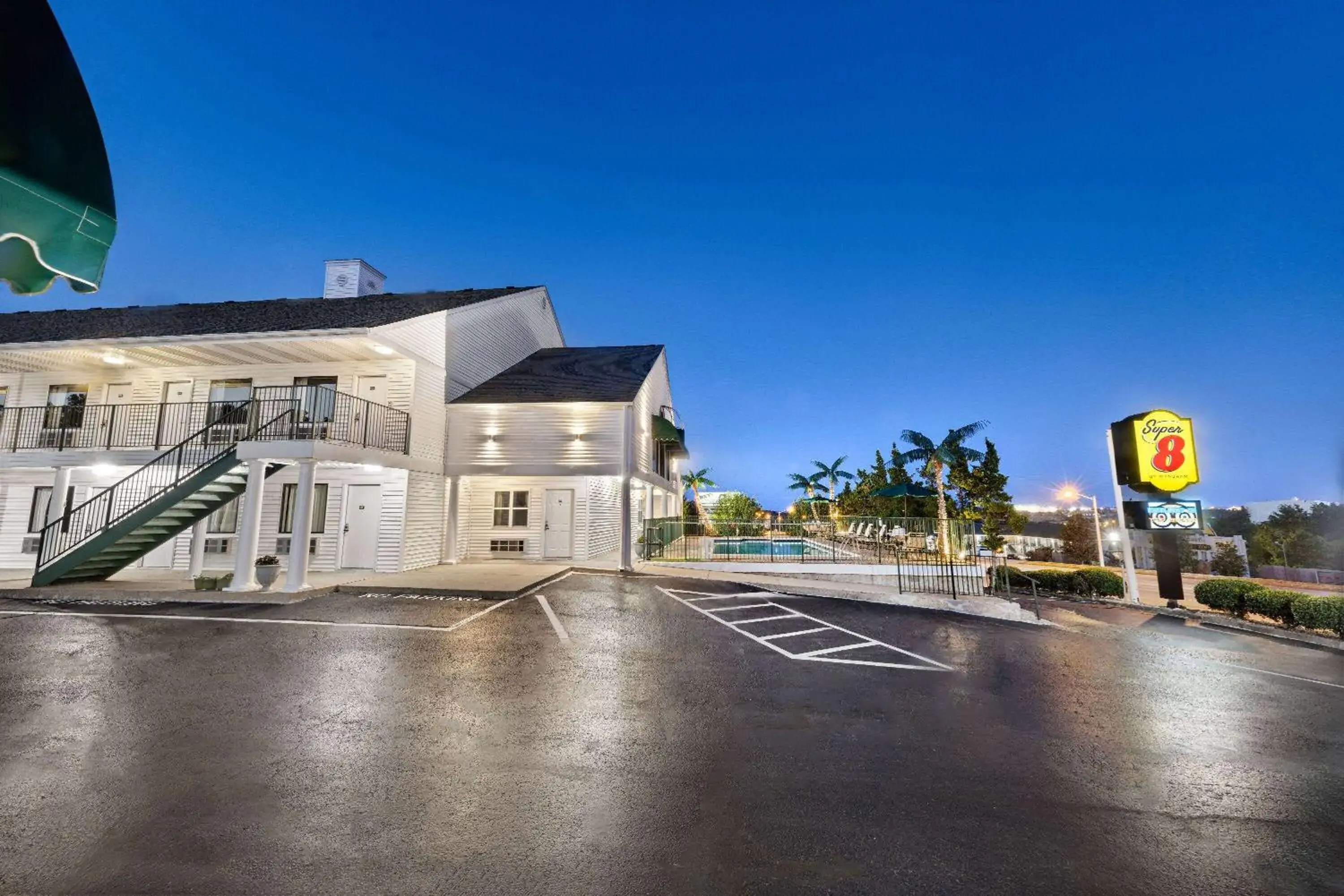 Property building in Super 8 by Wyndham Branson - Shepherd of the Hills Exwy Property building in Super 8 by Wyndham Branson - Shepherd of the Hills Exwy