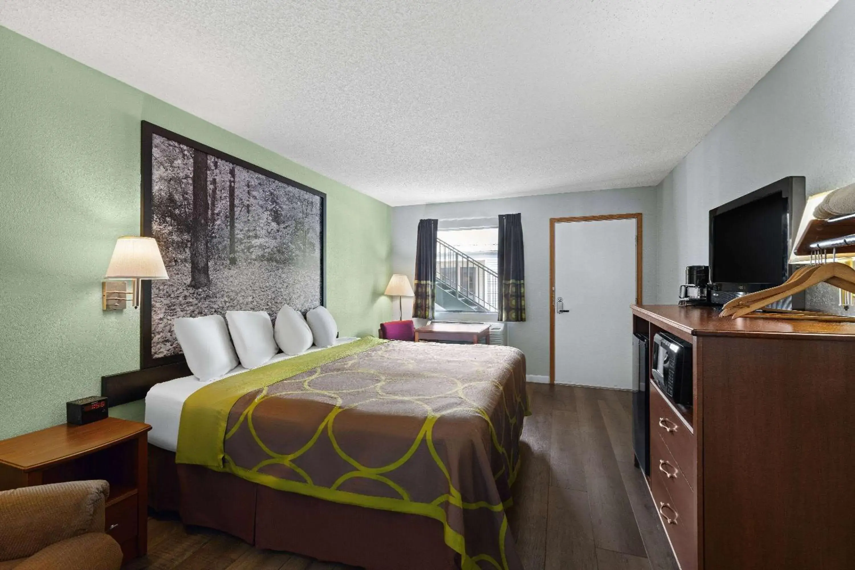 Photo of the whole room, Bed in Super 8 by Wyndham Branson - Shepherd of the Hills Exwy Photo of the whole room, Bed in Super 8 by Wyndham Branson - Shepherd of the Hills Exwy