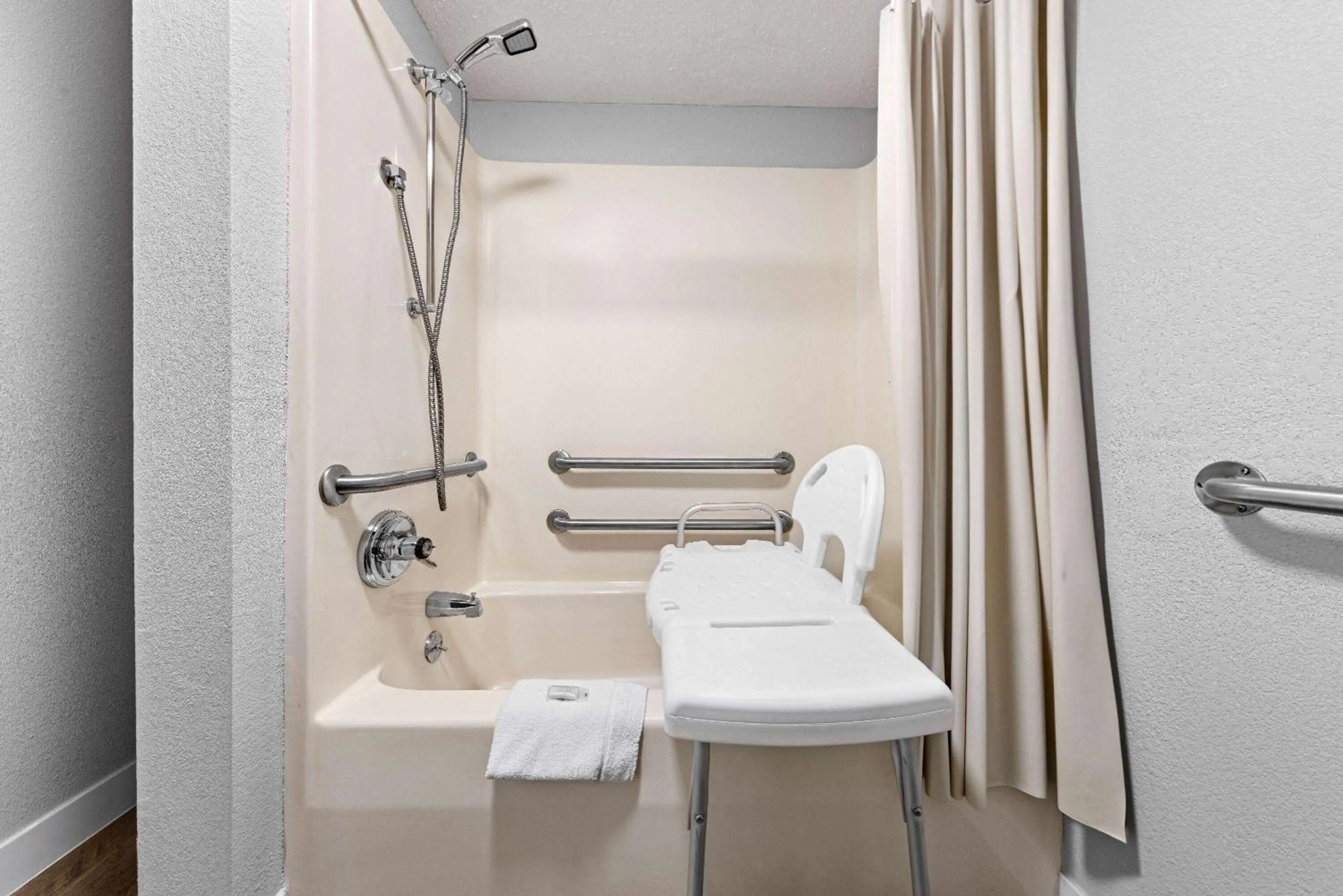 Bathroom in Super 8 by Wyndham Branson - Shepherd of the Hills Exwy