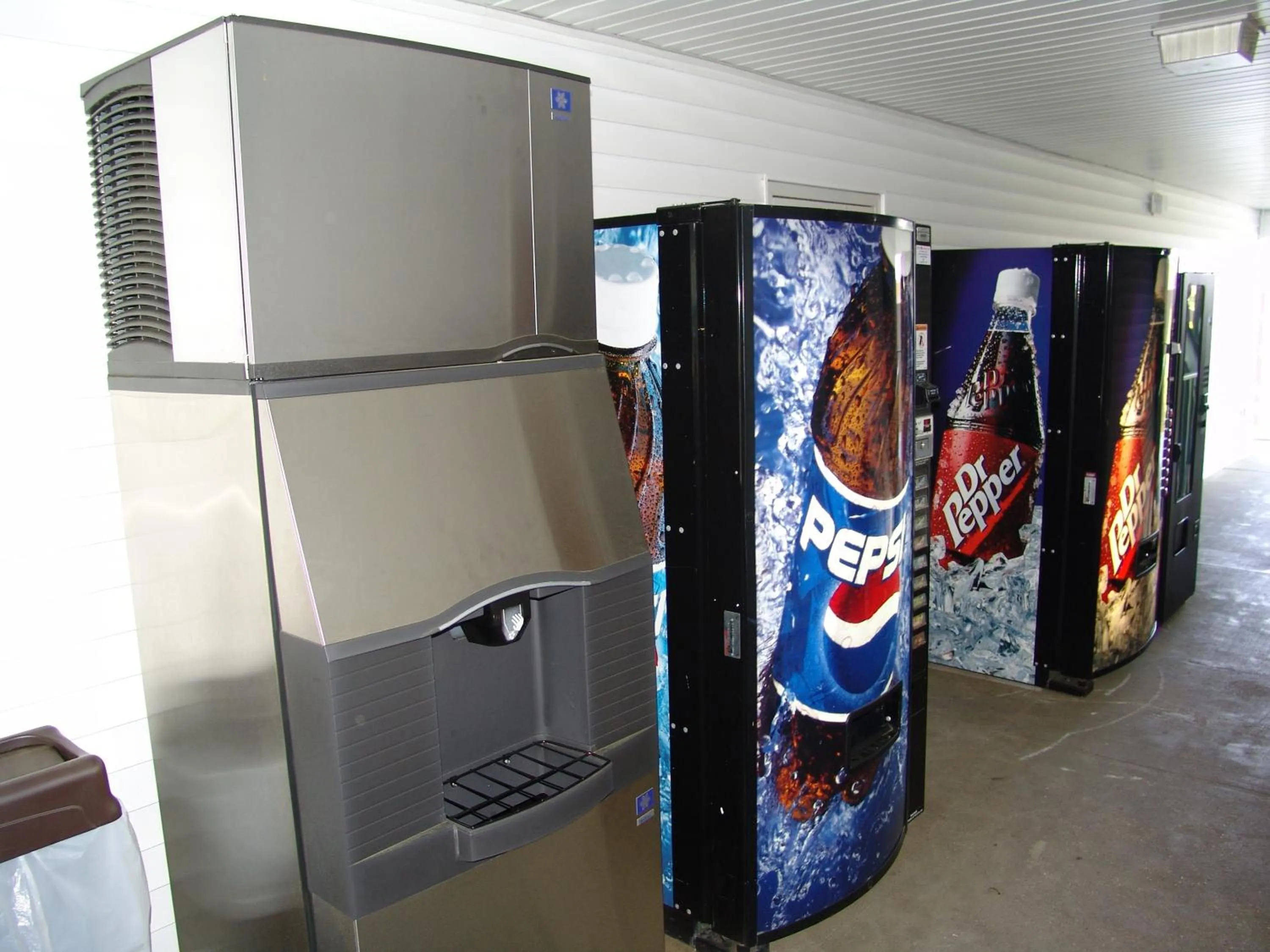 Drinks in Super 8 by Wyndham Branson - Shepherd of the Hills Exwy