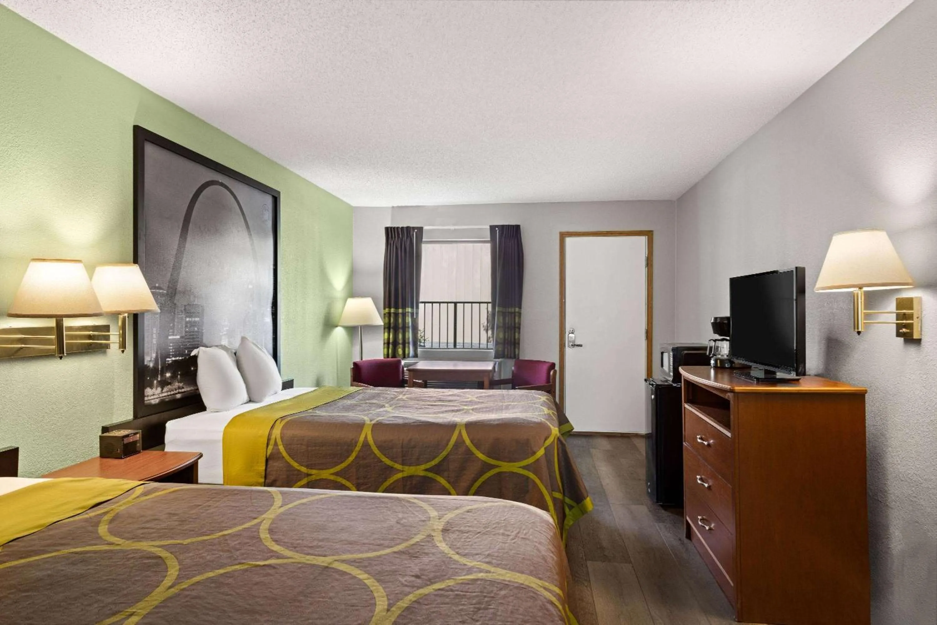 Photo of the whole room, Bed in Super 8 by Wyndham Branson - Shepherd of the Hills Exwy