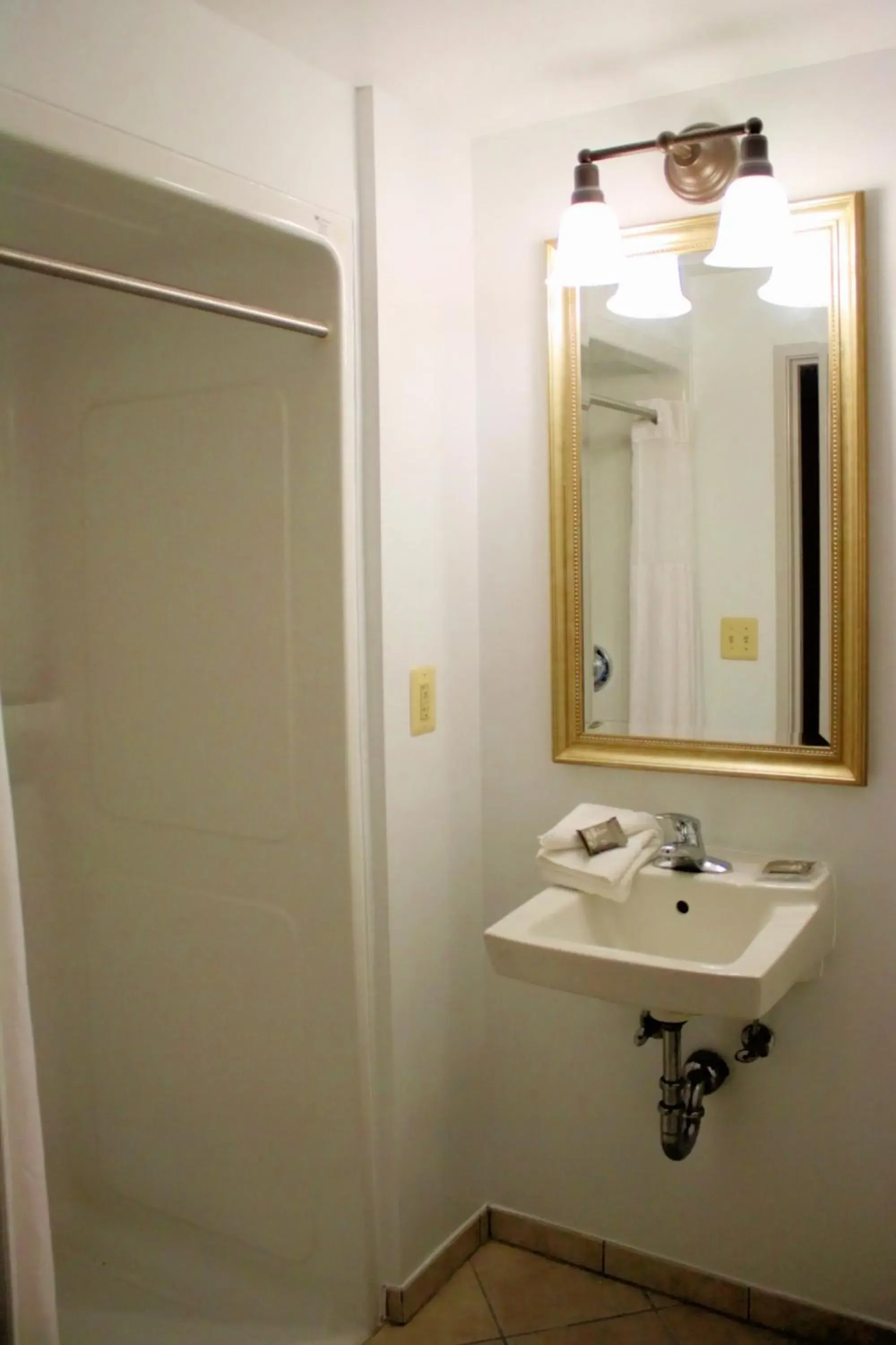 Queen Room with Two Queen Beds - Disability Access in Country Inn & Suites by Radisson, BWI Airport Baltimore , MD Queen Room with Two Queen Beds - Disability Access in Country Inn & Suites by Radisson, BWI Airport Baltimore , MD