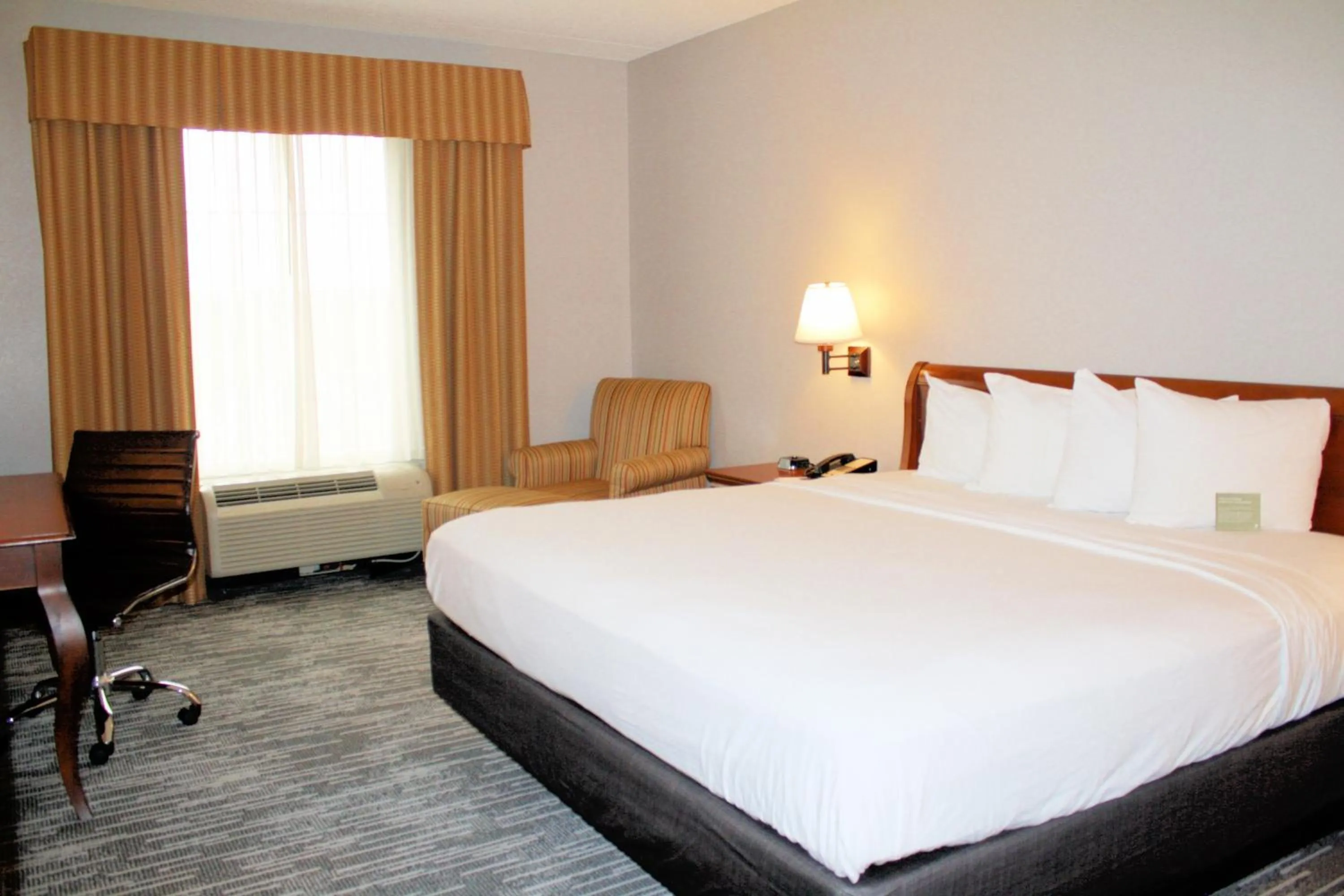 Bed in Country Inn & Suites by Radisson, BWI Airport Baltimore , MD