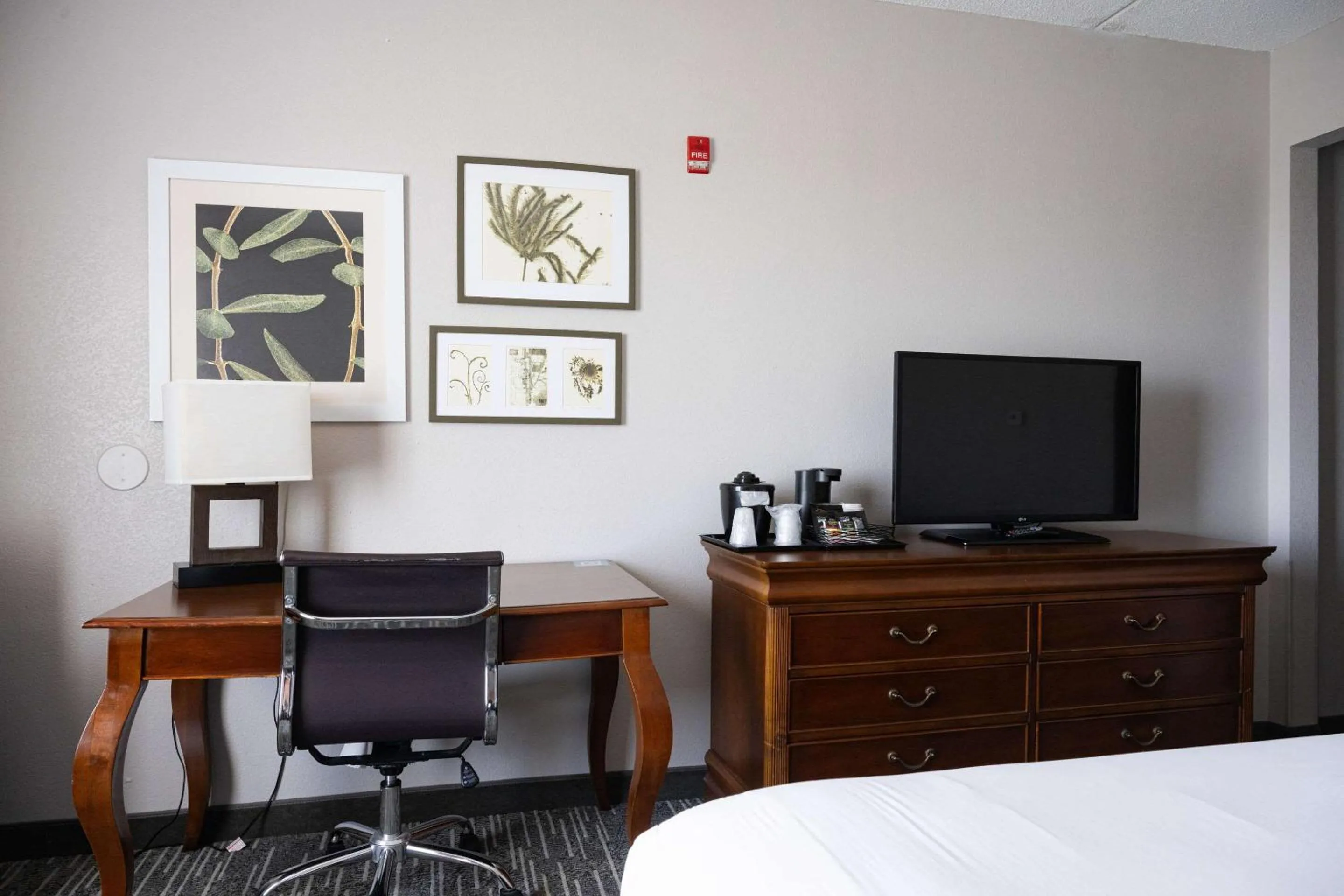 Bedroom, Bed in Country Inn & Suites by Radisson, BWI Airport Baltimore , MD